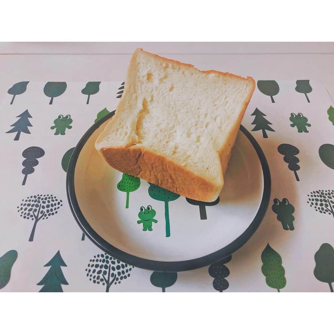 潘めぐみさんのインスタグラム写真 - (潘めぐみInstagram)「🍞 乃が美 🍞 . ずっと食べたくて . でもなかなか買いにいけなくて . 通りかかる度に行列か売り切れで . 大人気の #乃が美 の #食パン #🍞 を . お裾分けしていただきました。 . 開けた瞬間に立ち込めるパンの香りが堪りません。 . こんなにいい匂いだったか、ありのままの食パンて。 . もうこのまま頂きたい…🤤 . #幸せのおすそわけ #ありがとうございます #持った手がいい匂いシリーズ #吸った息が美味しいシリーズ . 聞くところによると、予約できるそうな…🤔💭 . 贈り物や差し入れにいいなぁ…✨ . #linefriends #レナード #leonard」7月8日 1時00分 - han_meg_han