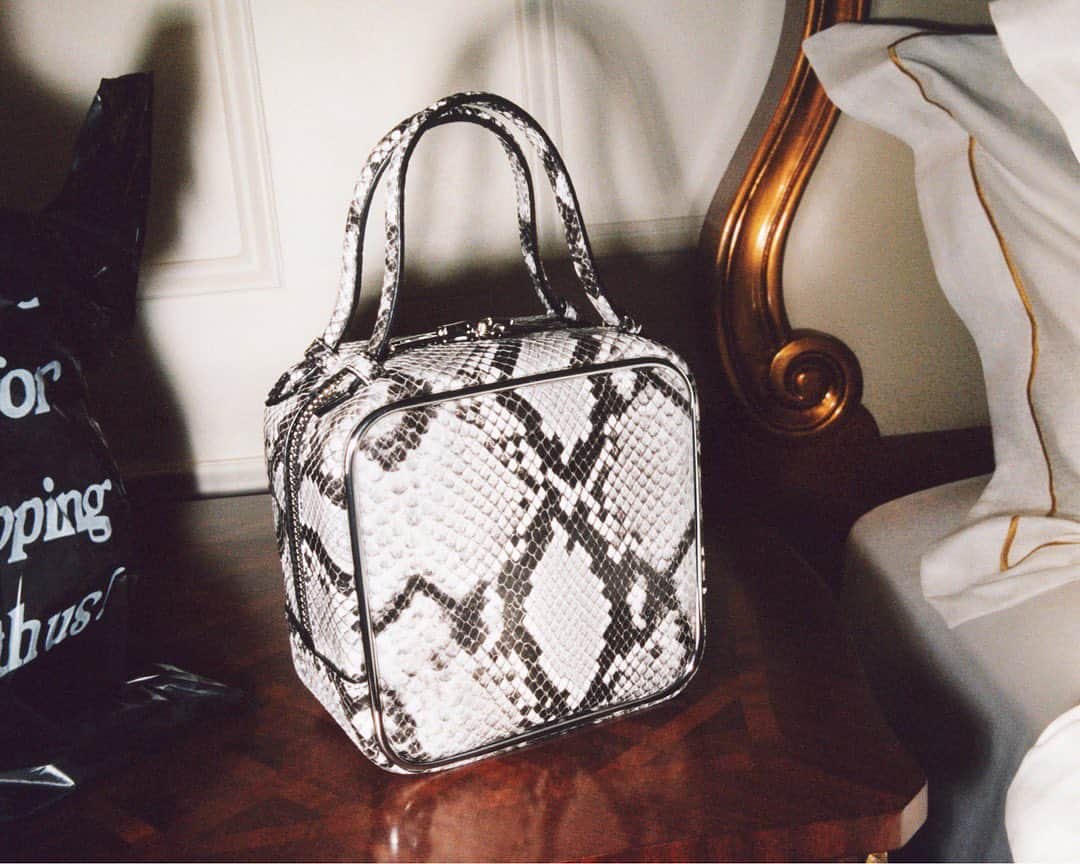のインスタグラム：「Side piece. Our halo handbag, now dressed in a snake print pattern for #Collection2. Shop it online and in flagship stores. - Shot by @chris.rhodes」