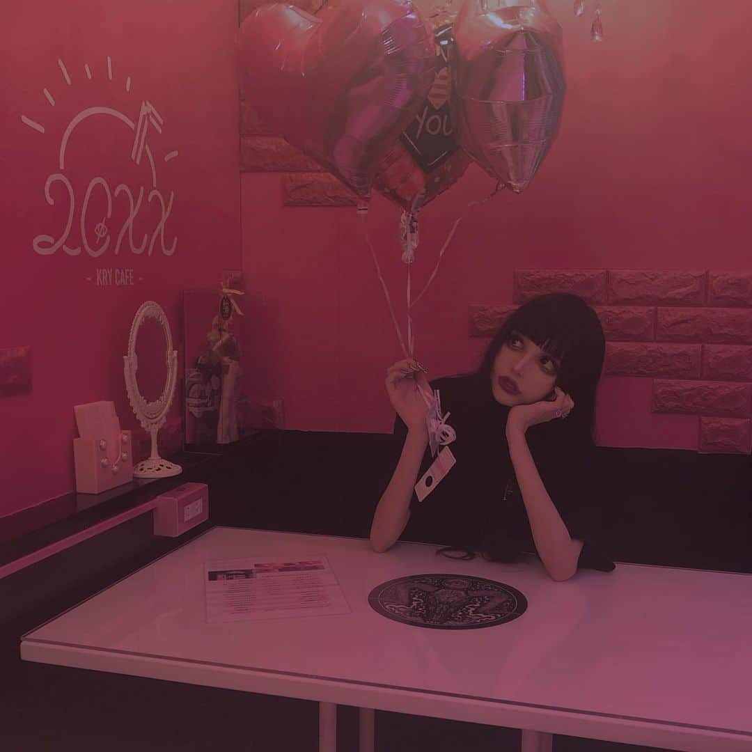 chiiiiiのインスタグラム：「KRYcafe20xxのreceptionpartyありがとうございました❤︎ 厨房でタピオカの達人してた🧛🏻‍♀️ 壁にサインも書いてきたので見てってね☺︎ ご飯もドリンクも本格的よ🍷」