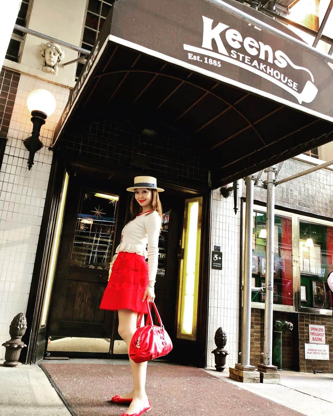 神田うのさんのインスタグラム写真 - (神田うのInstagram)「Dinner at the Keens Steak House, which has been open since 1885. I love steak!💋 #steak#steaks#steakhouse#ステーキ#ステーキハウス #肉食女子#肉食 #肉食系女子 #お肉 #大好き #お肉好き#meat #meatlover #nyc#newyork#newyorkcity#manhattan#マンハッタン#ニューヨーク#ニューヨーク旅行#家族#母娘#親子リンクコーデ#親子コーデ#お揃いコーデ#matchingfashion#matchingcordinate#神田うの#unokanda」7月8日 1時08分 - unokandaofficial