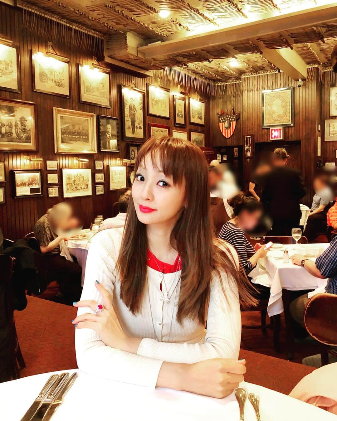 神田うのさんのインスタグラム写真 - (神田うのInstagram)「Dinner at the Keens Steak House, which has been open since 1885. I love steak!💋 #steak#steaks#steakhouse#ステーキ#ステーキハウス #肉食女子#肉食 #肉食系女子 #お肉 #大好き #お肉好き#meat #meatlover #nyc#newyork#newyorkcity#manhattan#マンハッタン#ニューヨーク#ニューヨーク旅行#家族#母娘#親子リンクコーデ#親子コーデ#お揃いコーデ#matchingfashion#matchingcordinate#神田うの#unokanda」7月8日 1時08分 - unokandaofficial