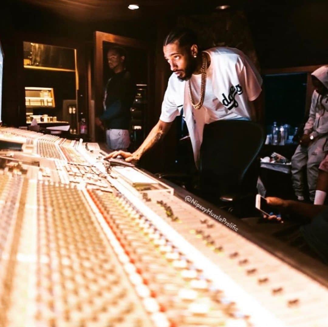 ゲームのインスタグラム：「Los Angeles is still unbalanced. Still missing one of best to ever do it. The true definition of “a diamond in the rough” is now one of God’s greatest angels. You are truly missed my nigga & still not a day goes by without me thinking of conversations or moments where we shared gratitude with one another or shot ideas back & forth. A good solid A-1 nigga. The best homeboy to all the homies you had & you can tell the words I speak are true if you just go by the pages of @iamcuzzycapone @allmoneyinbh @cobbysupreme1 @ami_rimpau @killatwan_allmoneyin @1960pm @jstone_allmoneyin @weedogg_allmoneyin @jrocthebodyguard @jorgepeniche @archerone @adam_allmoneyin @yg @ceoslow & @dopeitsdom to name a few. Niggas ain’t letting you fade bro.... & me personally, I’m just doing what’s on my heart to do.... Making sure a little of everything I do services your memory & keeps the MARATHON going. I look at pictures & they look like I could just pick my phone up & text you. Like you here & just somewhere doing yo thang. Your presence is still heavy in these streets brodie. Endless love my nigga, we here #TheMarathonContinues #LongLiveNipseyHussle」