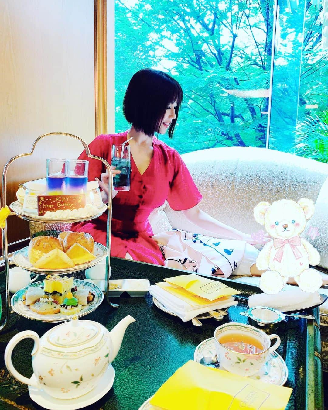 森下悠里さんのインスタグラム写真 - (森下悠里Instagram)「先日のアフティ🧁🍰🍓 - 椿山荘のロクシタンとコラボのアフティでした💓 - 世界中を飛び回る素敵なCAさんと - 私の憧れてた職業だから 色々 素敵な話が聞けて嬉しい💓 - バタフライピー🦋のアイスティーを飲みながら 癒しの時間✨✨ - #アフタヌーンティー部 #アフティ #椿山荘 #afternoontea #hotel #lounge」7月8日 1時13分 - yuurimorishita