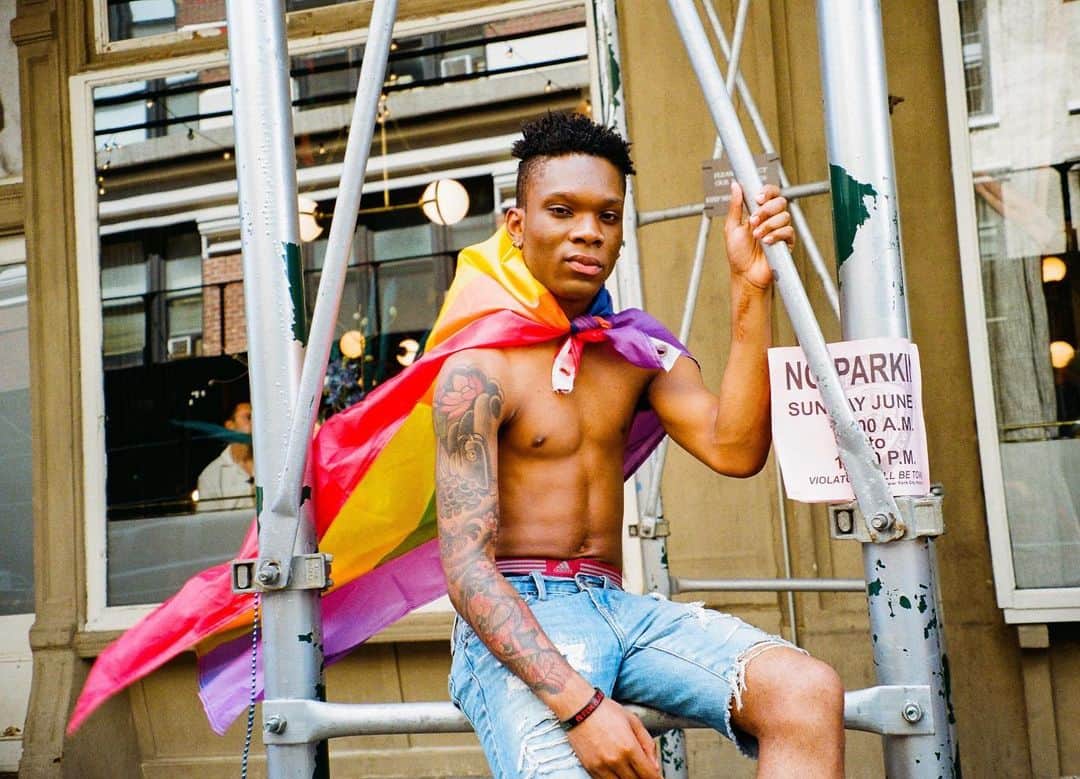 Teen Vogueさんのインスタグラム写真 - (Teen VogueInstagram)「For 21-year-old photographer @mylesloftin, celebrating Pride this year was extra important because it was his first as an openly queer man. Myles, who was "constantly thinking about the people who risked their lives to get us to this point," made it a point to capture photos of people like him: "Often times black queer people are left out of the narrative, and allyship in the black community can sometimes be hard to find. Showing black people at Pride just serves as a reminder that we exist and occupy space in the community as well." ✨ See more photos from NYC Pride at the link in bio.」7月8日 1時14分 - teenvogue