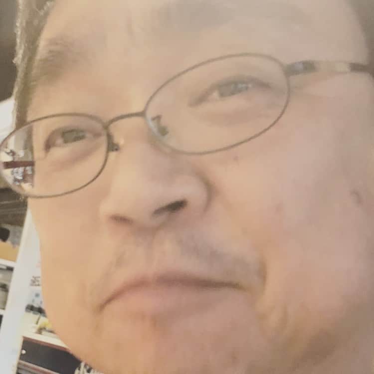山川のりをのインスタグラム：「名村さんは営業妨害！ ライブ中に名村さんの顔を見ると名村さんと一緒に呑みたくなってライブがちゃんと出来ないので名村さんが来るときは予約してください。そうしたらライブに集中できるはずなので。名村さんよろしく！」