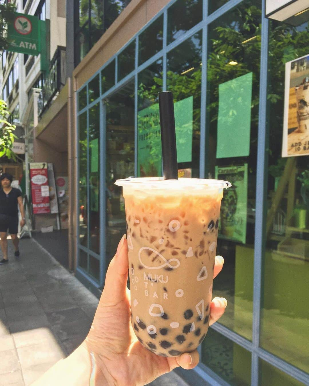 石川琴允さんのインスタグラム写真 - (石川琴允Instagram)「:tapioca milktea 🥤 : : Bangkokでまた飲みたいlist♕♕ : Bangkokに滞在していた時の 朝のお楽しみはtapiocaでした😳w : : チュルンとした食感と 弾力のある噛みごたえが私を夢中に☺️︎💕︎w : : 日本では飲んだことがなかったのに、Bangkokだと 並ばずに120円前後で購入できたので 飲んでみたらとっても美味しくて 毎日飲んで(食べて？)たの☺️♕ : : : その中でもお気に入りが BTSチョンノンシー駅階段近くの MUKUというお店💓 : : : 帰国後、、、 興味本位でtapioca milktea のkcalを検索💭 : : わわ🤭 : これは旅行の時用の 楽しみにしよう🙈🥤 : と思ってます🤭︎💕︎w : : : 高カロリーおやつは魅力的🥤🥤🥤 #🇹🇭 #Thailand #Bangkok #tapiocamilktea  #tapioca #高カロリー #こんなにhealthyそうなのに #タピオカミルクティー」7月8日 12時10分 - kotopon09