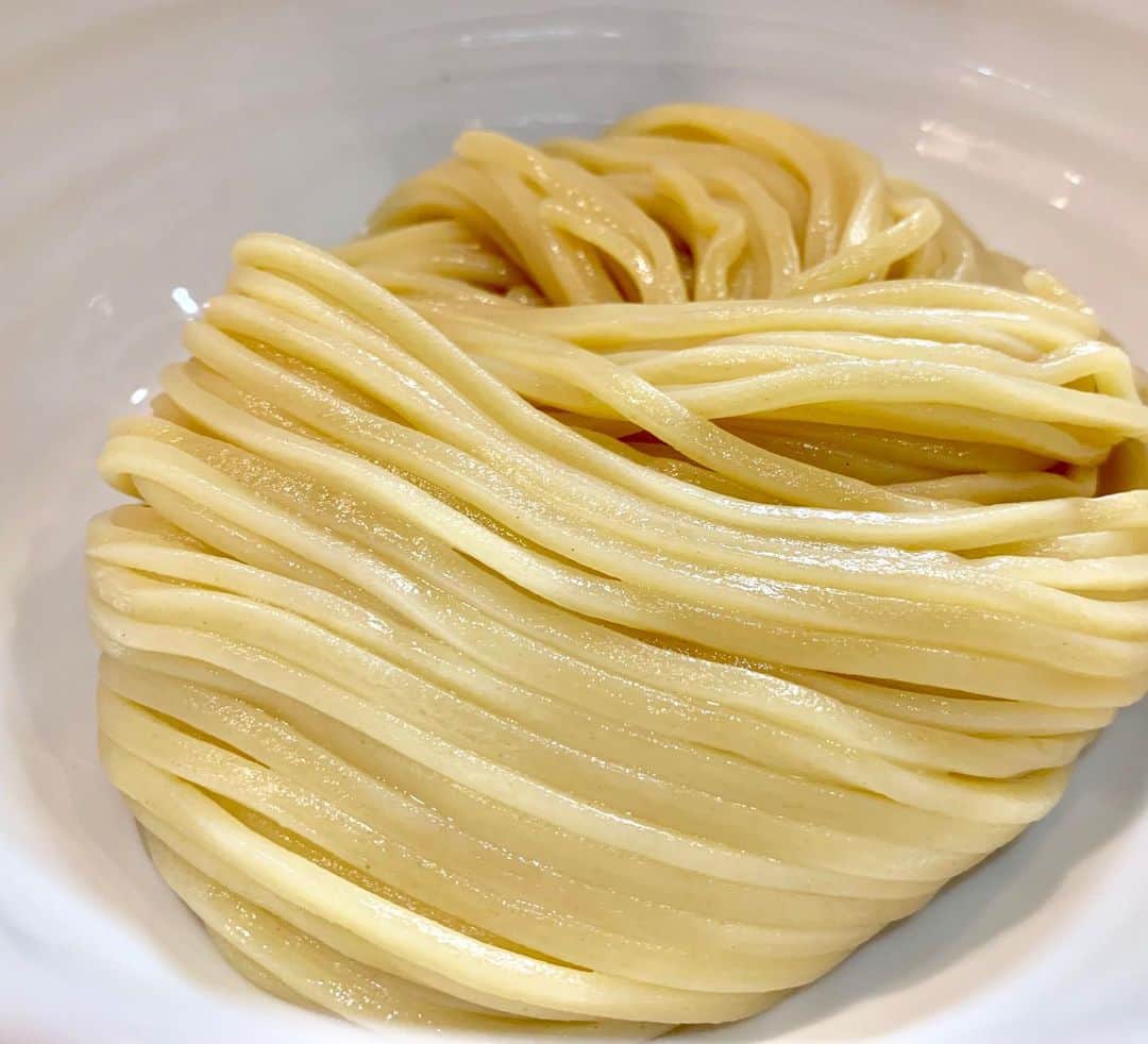 本谷亜紀さんのインスタグラム写真 - (本谷亜紀Instagram)「つけ麺ってどの構図で撮るのがいいのか悩む。。こちらは麺があまりにも美しく、美味しいので麺のアップを😳つやっつや。 ㅤㅤㅤㅤㅤㅤㅤㅤㅤㅤㅤㅤㅤ 甘めの濃厚なスープとも相性抜群❗️そして、ビールも冷え冷えで最高のディナー🍥私あんまりつけ麺推しでは無いんだけど、ここはお勧めしたい❗️ #縁道 #つけ麺 #ラーメン #らーめん #拉麺 #라면#ramen#noodle  #つけ麺 #まぜそば #汁なし #麺 #麺活 #ラーメン巡り #ラーメンインスタグラマー #麺スタグラム #rameninstagramer  #travel #foodie」7月8日 12時11分 - akichi0518_ramen