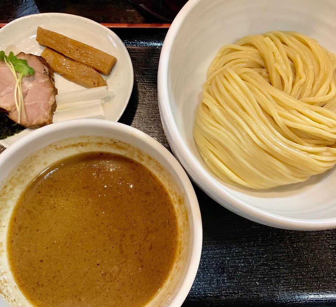 本谷亜紀さんのインスタグラム写真 - (本谷亜紀Instagram)「つけ麺ってどの構図で撮るのがいいのか悩む。。こちらは麺があまりにも美しく、美味しいので麺のアップを😳つやっつや。 ㅤㅤㅤㅤㅤㅤㅤㅤㅤㅤㅤㅤㅤ 甘めの濃厚なスープとも相性抜群❗️そして、ビールも冷え冷えで最高のディナー🍥私あんまりつけ麺推しでは無いんだけど、ここはお勧めしたい❗️ #縁道 #つけ麺 #ラーメン #らーめん #拉麺 #라면#ramen#noodle  #つけ麺 #まぜそば #汁なし #麺 #麺活 #ラーメン巡り #ラーメンインスタグラマー #麺スタグラム #rameninstagramer  #travel #foodie」7月8日 12時11分 - akichi0518_ramen