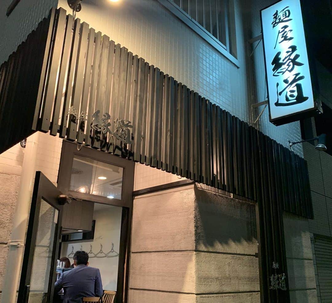 本谷亜紀さんのインスタグラム写真 - (本谷亜紀Instagram)「つけ麺ってどの構図で撮るのがいいのか悩む。。こちらは麺があまりにも美しく、美味しいので麺のアップを😳つやっつや。 ㅤㅤㅤㅤㅤㅤㅤㅤㅤㅤㅤㅤㅤ 甘めの濃厚なスープとも相性抜群❗️そして、ビールも冷え冷えで最高のディナー🍥私あんまりつけ麺推しでは無いんだけど、ここはお勧めしたい❗️ #縁道 #つけ麺 #ラーメン #らーめん #拉麺 #라면#ramen#noodle  #つけ麺 #まぜそば #汁なし #麺 #麺活 #ラーメン巡り #ラーメンインスタグラマー #麺スタグラム #rameninstagramer  #travel #foodie」7月8日 12時11分 - akichi0518_ramen