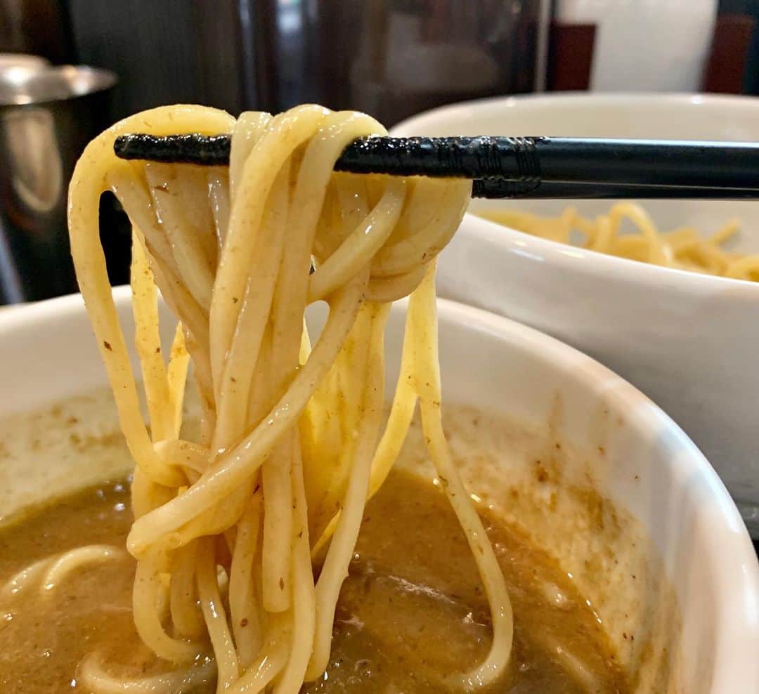 本谷亜紀さんのインスタグラム写真 - (本谷亜紀Instagram)「つけ麺ってどの構図で撮るのがいいのか悩む。。こちらは麺があまりにも美しく、美味しいので麺のアップを😳つやっつや。 ㅤㅤㅤㅤㅤㅤㅤㅤㅤㅤㅤㅤㅤ 甘めの濃厚なスープとも相性抜群❗️そして、ビールも冷え冷えで最高のディナー🍥私あんまりつけ麺推しでは無いんだけど、ここはお勧めしたい❗️ #縁道 #つけ麺 #ラーメン #らーめん #拉麺 #라면#ramen#noodle  #つけ麺 #まぜそば #汁なし #麺 #麺活 #ラーメン巡り #ラーメンインスタグラマー #麺スタグラム #rameninstagramer  #travel #foodie」7月8日 12時11分 - akichi0518_ramen