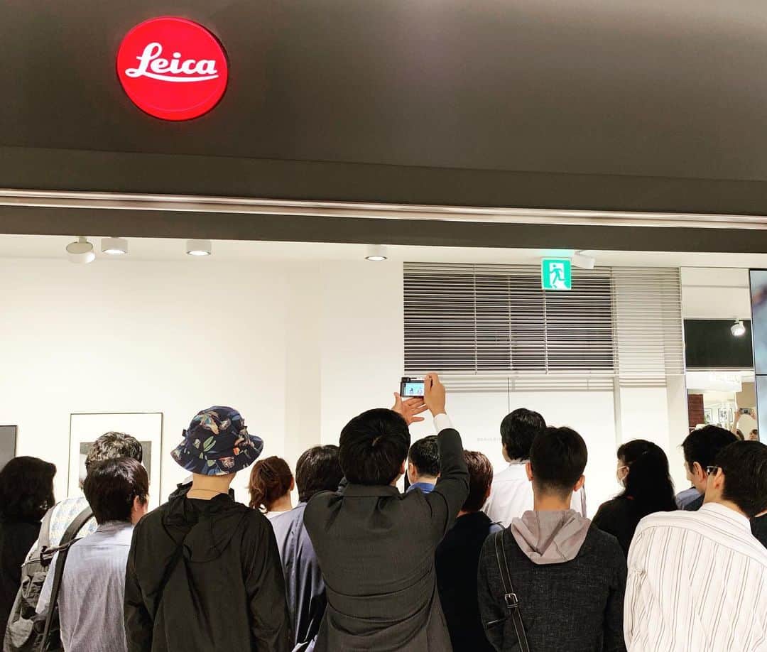 安珠さんのインスタグラム写真 - (安珠Instagram)「安珠写真展「Invisible Kyoto - Tokyo edition」﻿﻿ LEICA GINZA SIX 〜9/24﻿ ﻿ アルピニスト 野口健さんとのディープトークショー終了！たくさんの方のご来店ありがとうございました！﻿ ﻿ 野口さんの爆笑と感動トーク最高でした！﻿ 印象深いお話がたくさんありました﻿ ﻿ あれほど感動的だった登山が無感動になりかけ苦しいときに、写真を撮ることで再び、登山の素晴らしさを取り戻したそうです📷🔴﻿ ﻿ 写真ていいな☺️﻿ 野口さんに感謝です⛰✨﻿ ﻿ ぜひ銀座にお越しの際は、ライカGinza six5Fへ！﻿ ﻿ 安珠写真展の図録と安珠監修の千總xライカのポーチをGinza sixだけで限定販売！﻿ いざ、平安京の世界へ！﻿ ﻿ #ライカ ＃leica #安珠写真展 #InvisibleKyoto #Tokyoedition #ライカGINZASIX #野口健 #トークショー #anjuphotographer #安珠写真家 #anju﻿ https://store.leica-camera.jp/news/news-detail/673﻿」7月8日 12時13分 - anjuphotographer