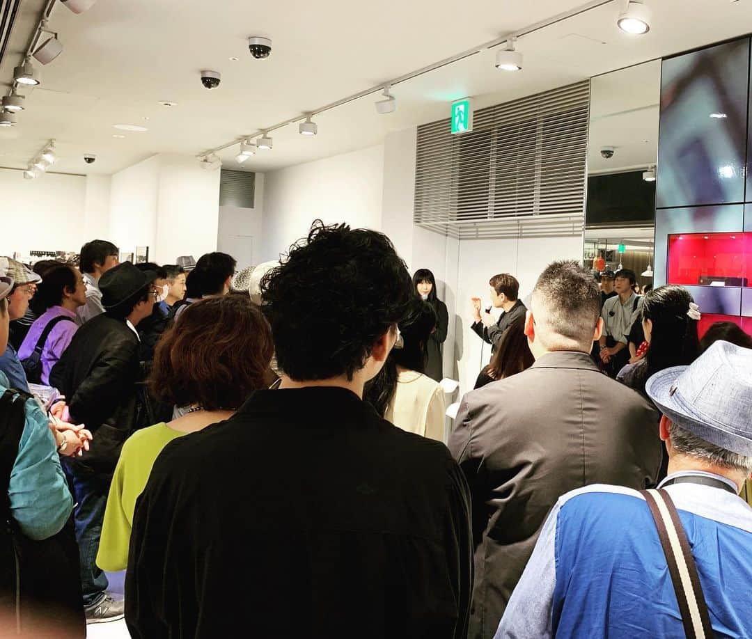 安珠さんのインスタグラム写真 - (安珠Instagram)「安珠写真展「Invisible Kyoto - Tokyo edition」﻿﻿ LEICA GINZA SIX 〜9/24﻿ ﻿ アルピニスト 野口健さんとのディープトークショー終了！たくさんの方のご来店ありがとうございました！﻿ ﻿ 野口さんの爆笑と感動トーク最高でした！﻿ 印象深いお話がたくさんありました﻿ ﻿ あれほど感動的だった登山が無感動になりかけ苦しいときに、写真を撮ることで再び、登山の素晴らしさを取り戻したそうです📷🔴﻿ ﻿ 写真ていいな☺️﻿ 野口さんに感謝です⛰✨﻿ ﻿ ぜひ銀座にお越しの際は、ライカGinza six5Fへ！﻿ ﻿ 安珠写真展の図録と安珠監修の千總xライカのポーチをGinza sixだけで限定販売！﻿ いざ、平安京の世界へ！﻿ ﻿ #ライカ ＃leica #安珠写真展 #InvisibleKyoto #Tokyoedition #ライカGINZASIX #野口健 #トークショー #anjuphotographer #安珠写真家 #anju﻿ https://store.leica-camera.jp/news/news-detail/673﻿」7月8日 12時13分 - anjuphotographer