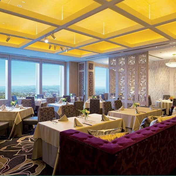 hotel nikko kanazawa ホテル日航金沢さんのインスタグラム写真 - (hotel nikko kanazawa ホテル日航金沢Instagram)「. 五感で愉しむ『桃李』 . 29階中国料理「桃李」は、アーバンチャイニーズなリュクス感が漂い非日常空間をあじわえます。 . 景色を眺めながらのお食事も人気ですが壁やカウンターもこだわりのある照明やデザインになっておりますのでぜひご覧ください☺️✨ . . #ホテル日航金沢#桃李#アーバンチャイニーズ#高層階#中国料理#中華料理#飲茶#点心#ソファー席#個室#インテリア#ホテルランチ#ホテルディナー#バイキング#hotelnikkokanazawa#tohlee#hotellunch#hoteldinner #kanazawa#interior#sofa#hotel#viking」7月8日 10時44分 - hotelnikkokanazawa
