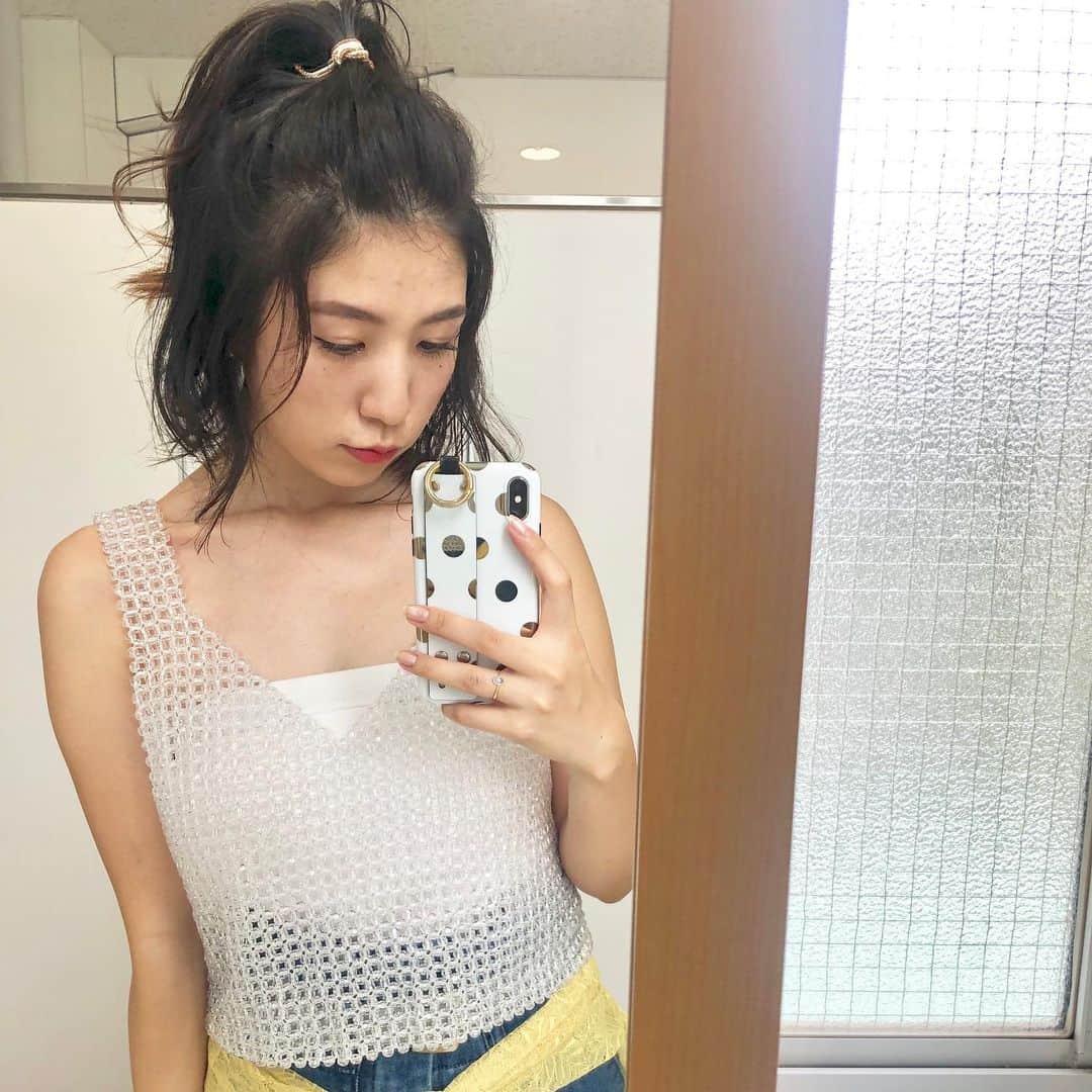 azのインスタグラム：「【それ以上でも以下でもない】﻿ ﻿ 私はよく人から天真爛漫だとか社交性があるねとかコミュ力高いねとか感受性豊かだねとか言われるんですけど、そういう一面も確かにあることは否定しないけど、本来はどちらかというと冷たい人間なんですよね。﻿ ﻿ めちゃくちゃ熱くなるときはメーター振り切るまで超燃えるし地獄の果てまで追いかけますけど、ファッションがそれですけど、その他に関しては基本無感情ですわりと。﻿ ﻿ というか【それ以上でも以下でもありませんね】という感想が大半です。﻿ ﻿ そもそも人は、それ以上やそれ以下を求めがちなんですよ。﻿ ﻿ 世の中「それ以上でも以下でもない」ことなんて結構ごまんと無限にあるのに、みんなそれ以上やそれ以下を勝手に妄想してしまうから拗れるんですよね。君もあなたもあいつもそいつも、わかっちゃいるけど妄想してる。﻿ ﻿ とても冷たい言葉に聞こえるけど、「それ以上でもそれ以下でもない」ことに怖がったり期待したりしない方が良いと思ってるし、その現実を受け止める必要があることを覚悟してほしい。﻿ ﻿ あー、どら焼き食べたいなぁ。ってなるじゃない？﻿ ﻿ あ、わかりにくいね﻿ ﻿ あー、ラーメン食べたいなぁってなるじゃない？﻿ その時に「炭水化物と水分と野菜をバランスよく食べて心も満たされてコスパが良いものをパパッと食べたいから、ラーメン食べたいの」なんて考えないでしょう。﻿ ﻿ ラーメンを食べたい気持ちにそれ以上も以下もないのよ。他も一緒。なのになぜ理由を問う？﻿ ﻿ 私は常日頃から自分の選択と行動に関しては理由を持つべし、と思って生きているのでこの発言は矛盾しているようだけど、していないのよ。﻿ ﻿ 私は強い意志を持って「それ以上でも以下でもない」という理由をつけているのだから。超ピュアな目で答えられるよ。たぶん、みんなにもわかるよこの気持ち。受け止めてみ、楽になるから。﻿ ﻿ ﻿ 訝しげな目でそれを問われた時に、私は自信を持って答えるだろう。﻿ 「おっしゃる通りですが、それ以上でも以下でもないですよ。何か問題でも？」﻿ ﻿ ﻿ #やばいトップス﻿ #ビーズ﻿ #zara﻿ #ootd﻿ #トイレ」