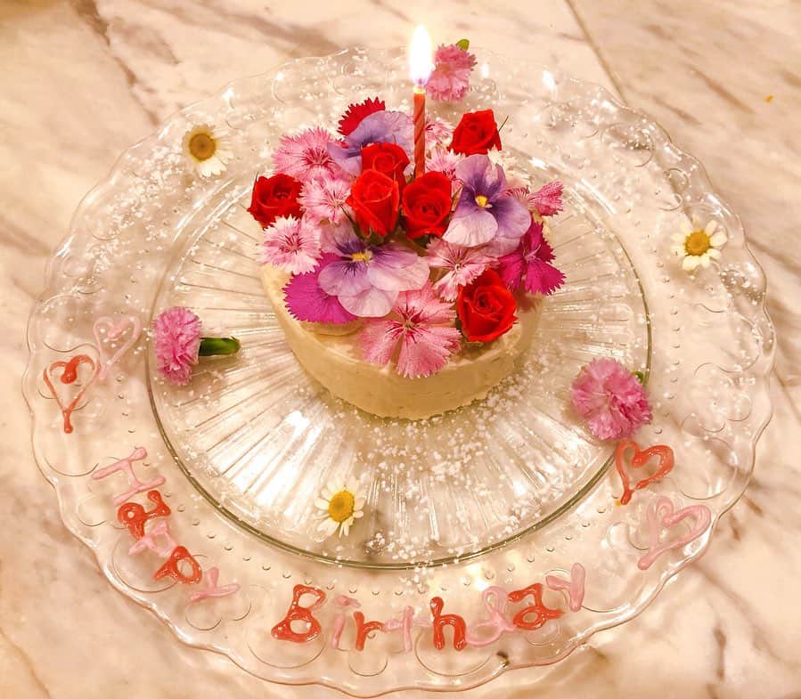 橘沙奈さんのインスタグラム写真 - (橘沙奈Instagram)「* お花を愛でる🤤💕 お料理もお花をふんだんに使ってた🌼.* * #birthday #birthdaycake #birthdayparty #flowercake #flower #誕生日ケーキ #ミエーレ #お花のケーキ #誕生日ケーキ  #女子会 #誕生日会」7月8日 11時06分 - an.an.0706
