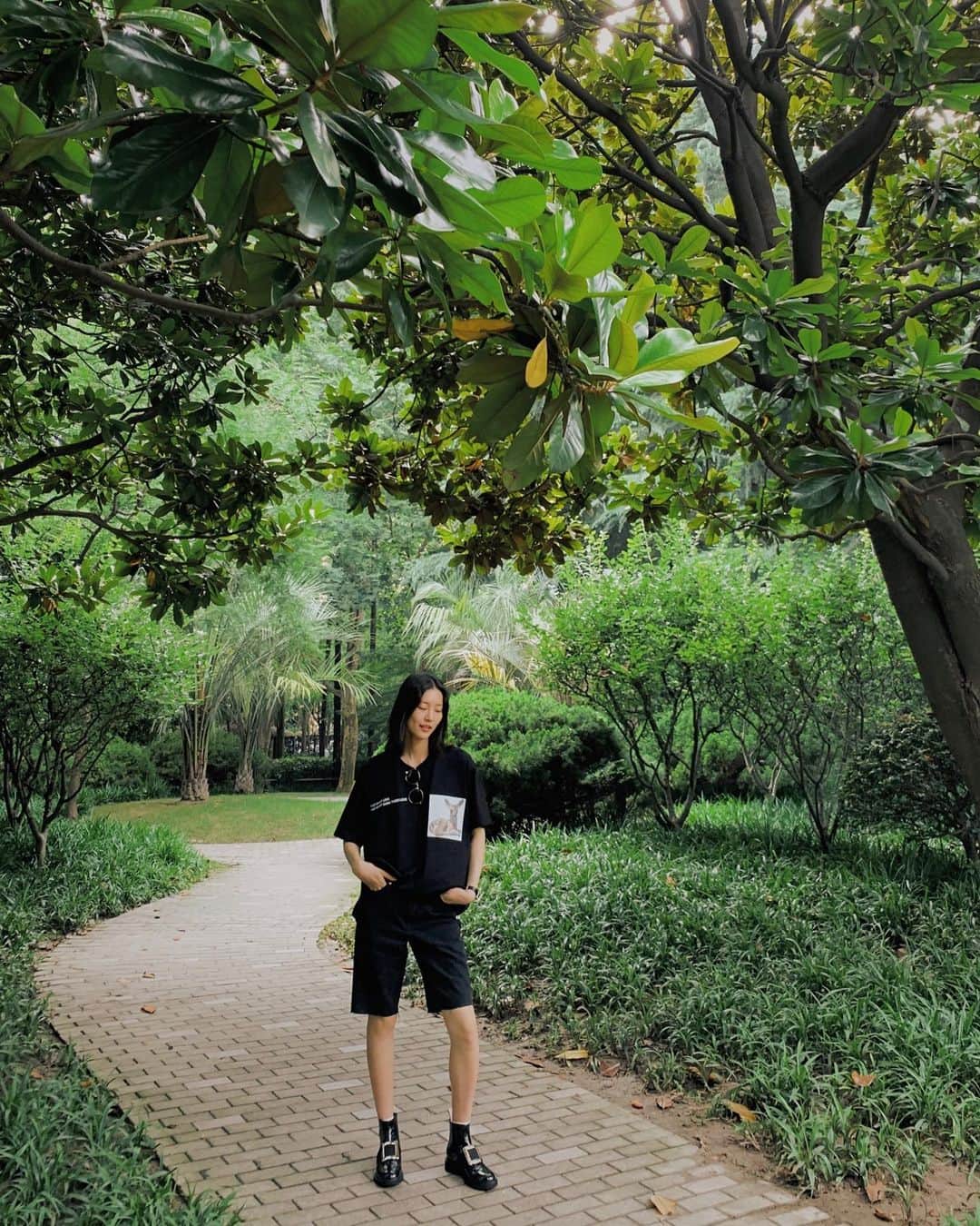 リウ・ウェンのインスタグラム：「When the summer heat is comforting rather than scorching...🐸🌵」