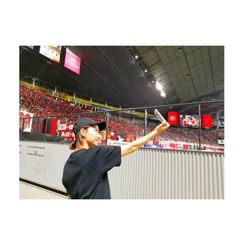 伊藤沙菜さんのインスタグラム写真 - (伊藤沙菜Instagram)「・ 昨日は『CONSADOLE GIRLS Day』ということで たくさんの #consagirls たちが 会場に大集合していました🖤❤️😆❤️🖤 @hokkaido_consadole_sapporo  ㅤㅤㅤㅤㅤㅤㅤㅤㅤㅤㅤㅤㅤ あたしはCONSADOLE GIRLS Day応援サポーターとして 今回の企画を微力ながらサポートさせていただきました🙋🏻‍♀️ ㅤㅤㅤㅤㅤㅤㅤㅤㅤㅤㅤㅤㅤ テレビ中継にも出演させていただいた🔥🔥🔥✨ #こーたさん隠し撮りせんきゅーです🙄⭐️爆笑 @kotayoshihara  ㅤㅤㅤㅤㅤㅤㅤㅤㅤㅤㅤㅤㅤ 女性限定にプレゼントされた ポーチは7000個すぐ配り終わったみたい😆👏🏻👏🏻❤️ ㅤㅤㅤㅤㅤㅤㅤㅤㅤㅤㅤㅤㅤ 無趣味のあたしに趣味をもたせてくれた コンサには本当に感謝です❤️🖤❤️🖤 ㅤㅤㅤㅤㅤㅤㅤㅤㅤㅤㅤㅤㅤ 変わらずサポーターとして そしてCONSA GIRLS応援サポとして より楽しめるような企画を 色々考えていけたらなと思います🤔  ㅤㅤㅤㅤㅤㅤㅤㅤㅤㅤㅤㅤㅤ 次節の試合も爆烈応援に励む💪🏻🔥🔥🔥✨ ㅤㅤㅤㅤㅤㅤㅤㅤㅤㅤㅤㅤㅤ  サッカーを通じて サポーターを大事に想ってくれているがゆえの いろんなことに挑戦している コンサが本当に激アツだ🔥🔥🔥 素晴らしいチームだ🔥🔥🔥 北海道でよかった🔥🔥🔥 ㅤㅤㅤㅤㅤㅤㅤㅤㅤㅤㅤㅤㅤ」7月8日 11時00分 - 37room_official