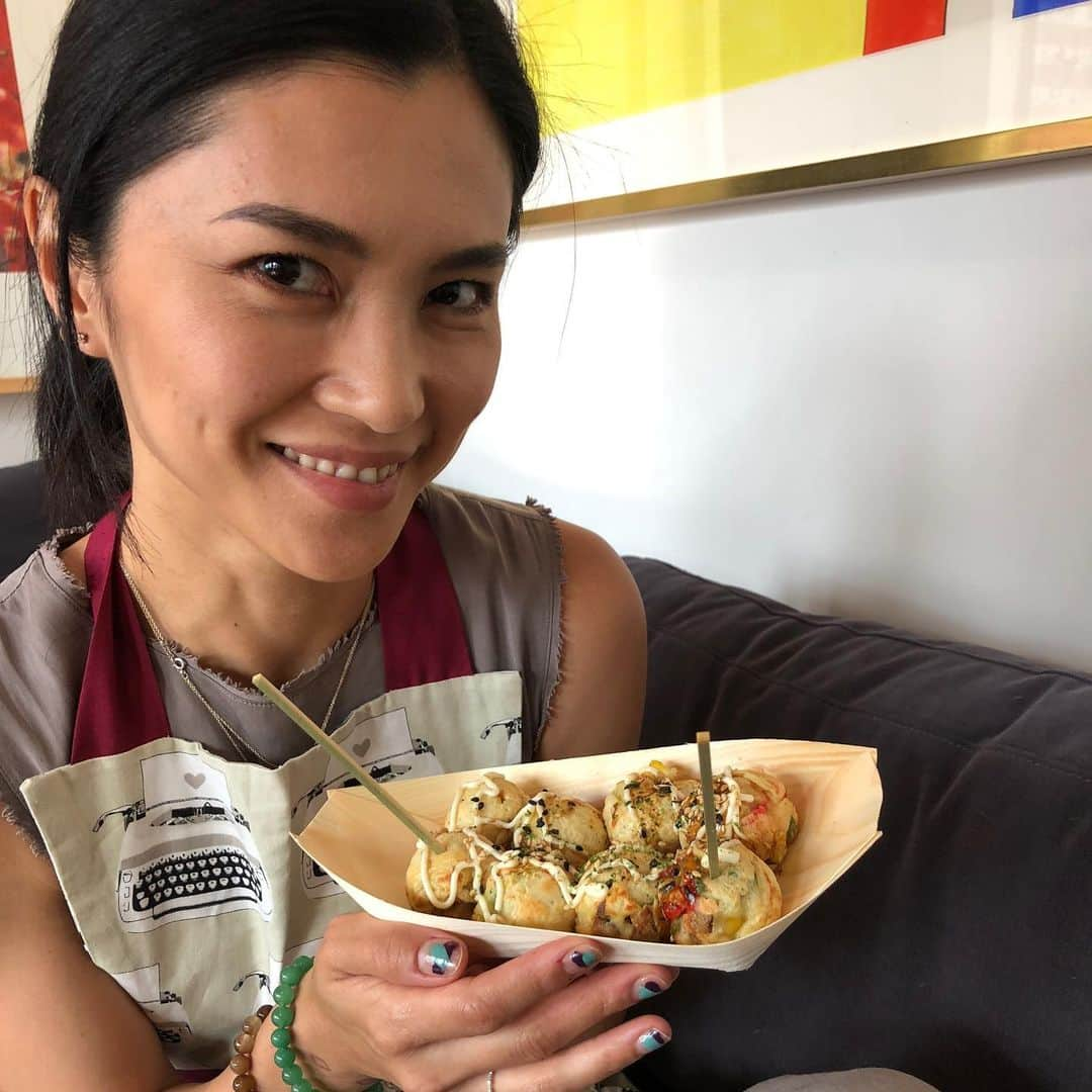 仲宗根梨乃さんのインスタグラム写真 - (仲宗根梨乃Instagram)「Rino’s balls is getting another level🔥 It’s NOW vegan version 🎊 ビーガンたこ焼き出来上がり #vegantakoyaki」7月8日 11時00分 - rinokinawa