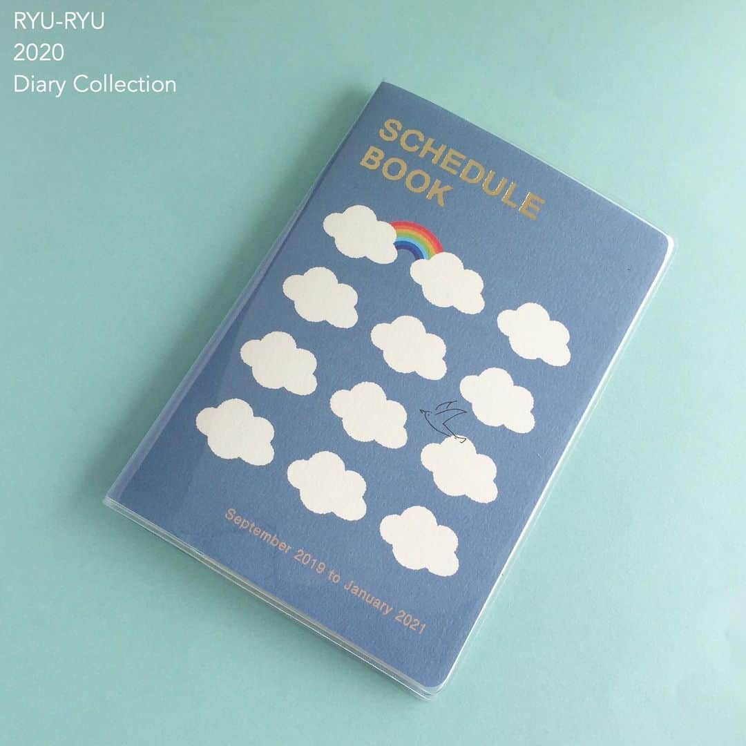 RYU-RYUさんのインスタグラム写真 - (RYU-RYUInstagram)「☆2020 9月始まりダイアリー☆ . 【A6サイズ・マンスリー】 リュリュのダイアリーの中でも もっともロングセラーなのが、 このA6サイズのマンスリーです。 今年も９種類の表紙が勢ぞろいしました☆ . こちらの３種類の表紙は、 イラストレーター"Wabby Savvy"さんです。 . ニャンコや雲に虹、 ハートといった親しみやすいモチーフを ユーモアに描いたイラストに、 手帳を取り出すのが たのしくなりそうです☆ . A6サイズ 本体価格500円＋税 日曜始まり . ◇Wabby Savvy◇ 東京在住のイラストレーター・デザイナー。 リュリュのダイアリー、カレンダーなど、 多くの商品を手がける。 ユニセックスでシンプルなイラストは、 男女問わず、幅広い世代からの支持を受けている。 . #リュリュ #ryuryu #ステーショナリー #文具 #雑貨 #ダイアリー #手帳 #スケジュール帳 #デザイン #イラスト #9月始まり #文房具 #文房具好き #手帳生活 #スケジュール #必需品 #a6サイズ #ねこ #にゃんこ #雲 #虹 #鳥 #wabbysavvy #ハート」7月8日 11時03分 - ryuryu_zakka