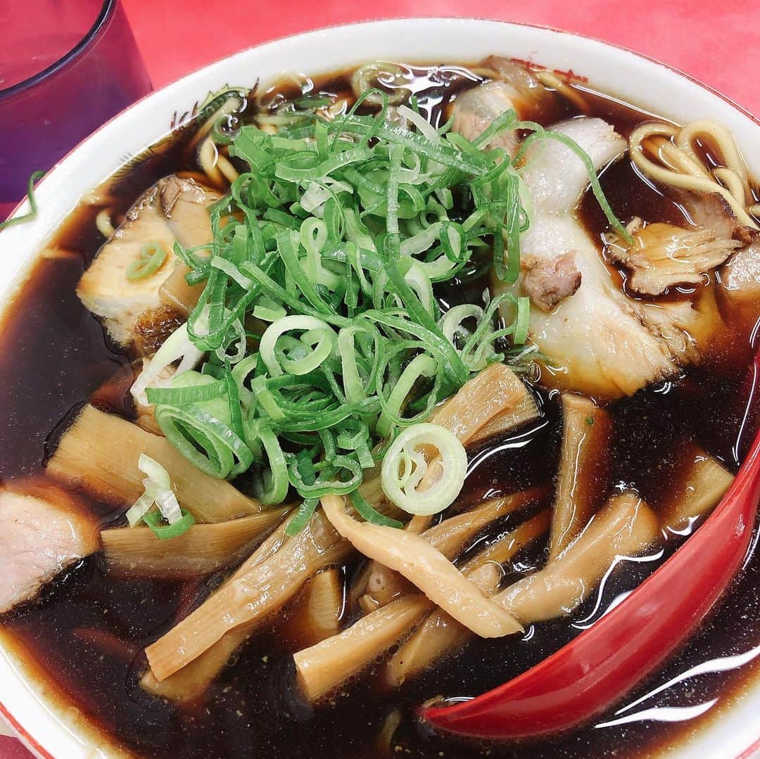 佐伯紅緒さんのインスタグラム写真 - (佐伯紅緒Instagram)「京都にいます。着いてすぐ行列のできるお店で真っ黒いラーメンとチャーハン。色の割にしょっぱくなく、味は濃厚で美味しかったです！  #グルメ #ラーメン #チャーハン」7月8日 11時03分 - beniosaeki