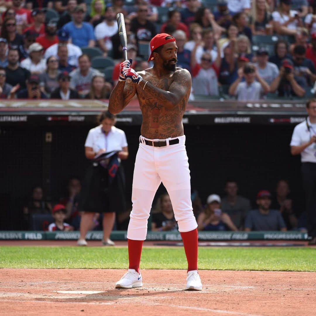 MLBさんのインスタグラム写真 - (MLBInstagram)「Shirtless J.R. Smith. Cleveland legend. 😂」7月8日 11時14分 - mlb