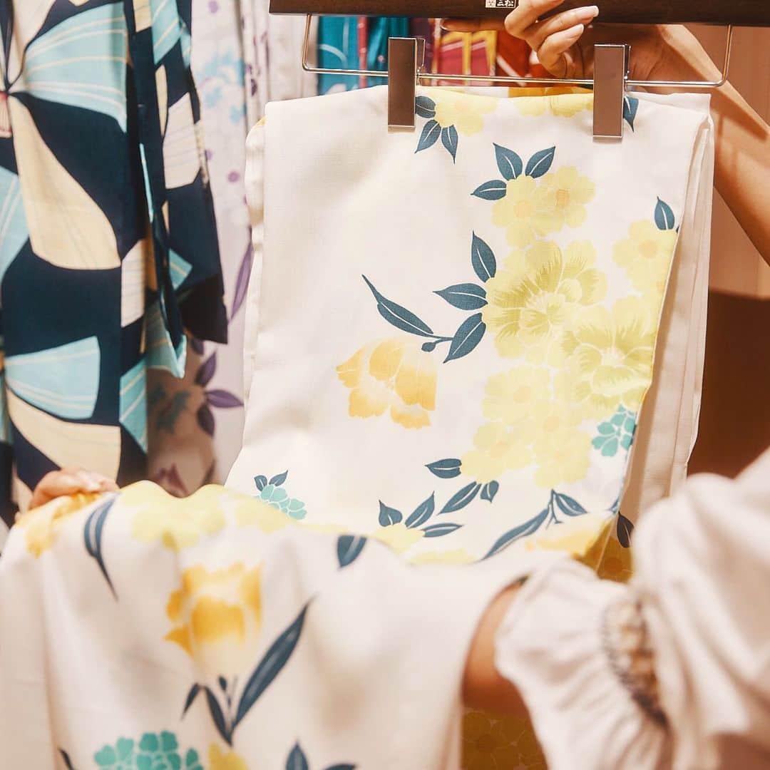 PARCO_ya上野さんのインスタグラム写真 - (PARCO_ya上野Instagram)「真夏のシンボル「向日葵」 グリーンの濃淡で染めると大人キレイな仕上がりと涼やかな風を感じさせるような一着です。﻿ ﻿ 職人の手仕事が味のある風合いや色・上質・素材や染め技法にもこだわったワンランク上の自分らしい着こなしで、夏のお出かけをお楽しみください。﻿ ﻿ <shop information>﻿﻿ 着物・和雑貨﻿﻿ 4F : しゃら﻿﻿ TEL : 03-6240-1817﻿﻿ ﻿ @mimatsu.shara.kimono﻿﻿ #PARCO_ya #parcoya #パルコヤ #パルコヤ上野 #上野 #ueno #しゃら #きものの三松 #MIMATSU #浴衣 #ゆかた #yukata #きもの #夏 #夏を楽しむ #向日葵 #ひまわり #浴衣女子 #ゆかた女子 #kimono #flowerey #華やかに #japaneseculture #プレタ浴衣 #花柄 #レトロ #注染 #絞り#花言葉 #上野散歩」7月8日 11時07分 - parco_ya_ueno