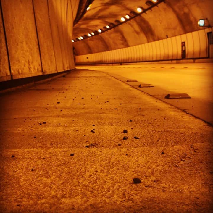 北山陽一のインスタグラム：「曲がったトンネルもいいね！#tunnel # harmony #tunnelharmony #トンネル #ハーモニー #トンネルハーモニー」