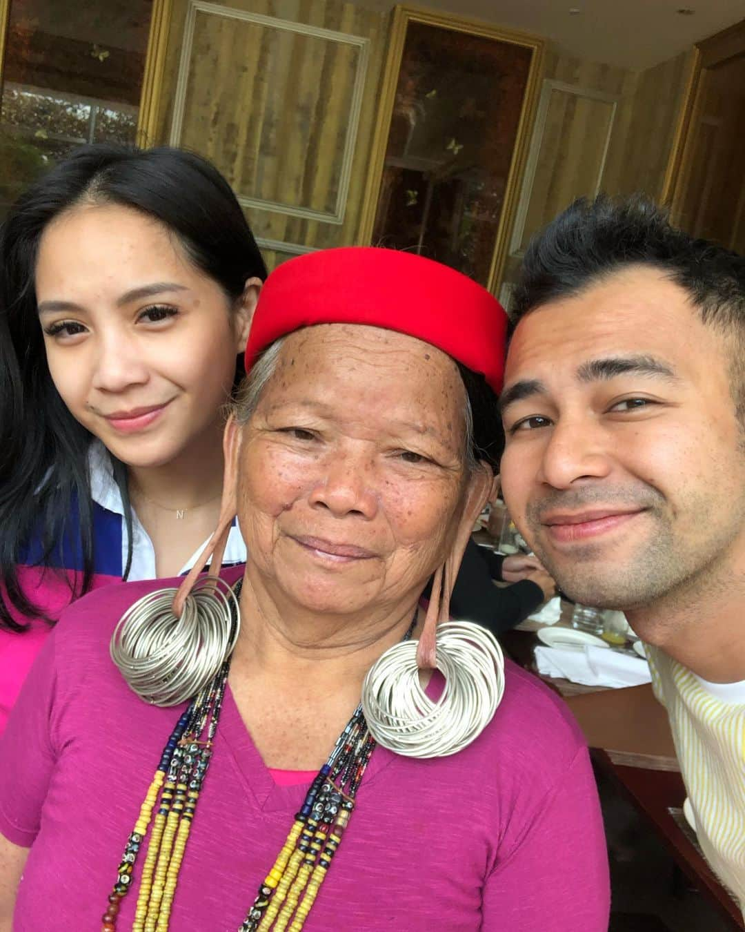 Raffi Ahmadさんのインスタグラム写真 - (Raffi AhmadInstagram)「Selamat Pagi ... Pagi ini ketemu Nenek InaY asli Kalimantan Dayak ❤️ Ciri khas Telinga Panjang 🤗😇」7月8日 11時14分 - raffinagita1717