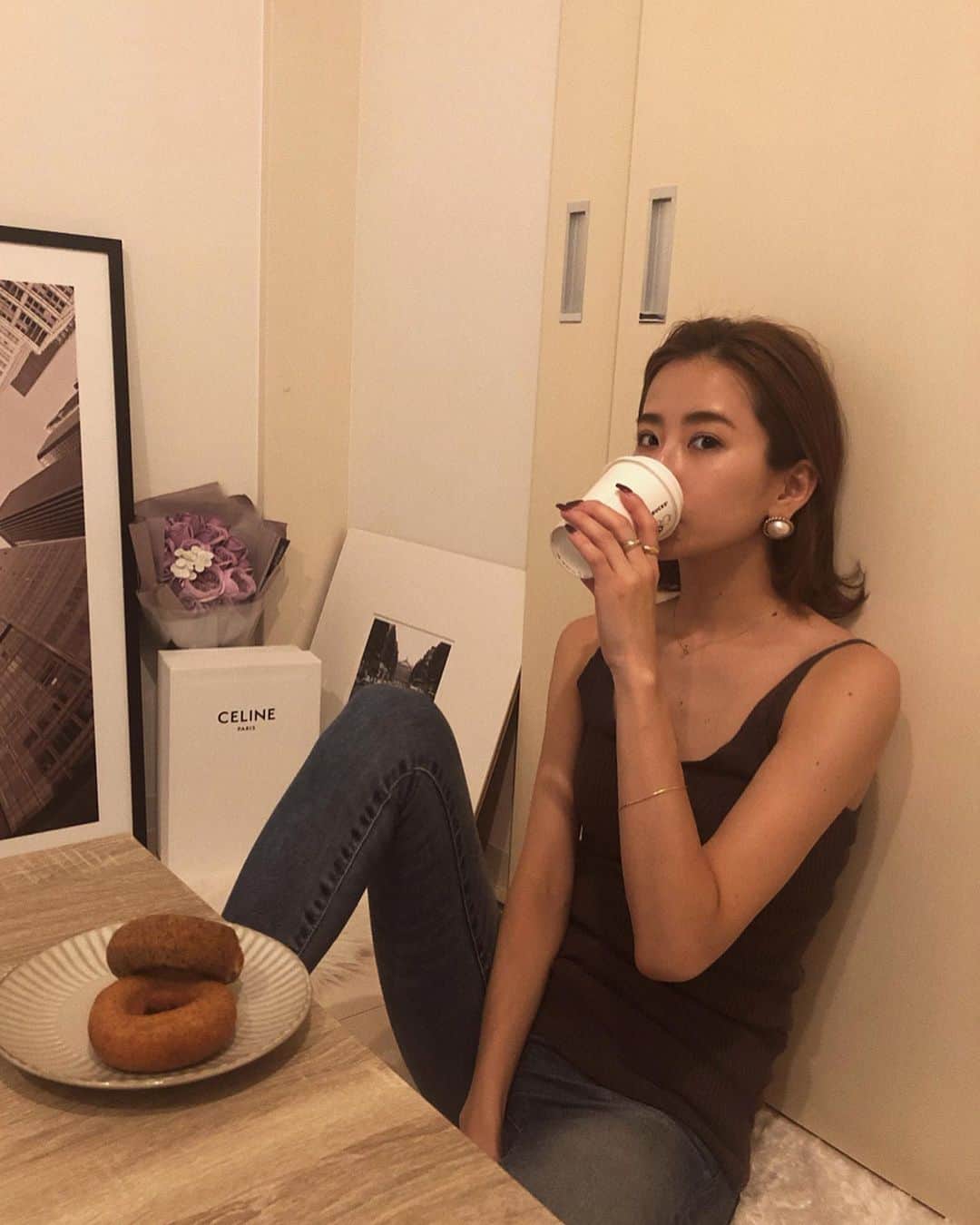 小嶋梨奈さんのインスタグラム写真 - (小嶋梨奈Instagram)「昨日の、ごはん食べて帰ってきて まだ食べようとしてるところ。。笑 今日からまた1週間 がんばりましょう😚😬 #coffeetime #donuts」7月8日 11時24分 - corina_718