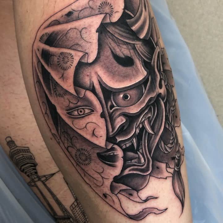 彫師美漸のインスタグラム：「美漸般若 ・ 大阪ゲストワーク in @ivoly_tattoo studio ・ ＊反対の足のタトゥーは愛彫の作品 ・ #美漸般若 #般若 #大阪 #ゲストワーク #刺青 #彫師 #美漸 #彫師美漸 #海老名 #中目黒 #タトゥー #東京タトゥー #tokyo #tattoo #art #fashion #bizenart #bizen #문신 #Bizentattoo  #tattooer #tattooist #tattooartist #tattooart #tattooshop #japanesetattoo #hannyatattoo #guestwork #美漸和彫り」