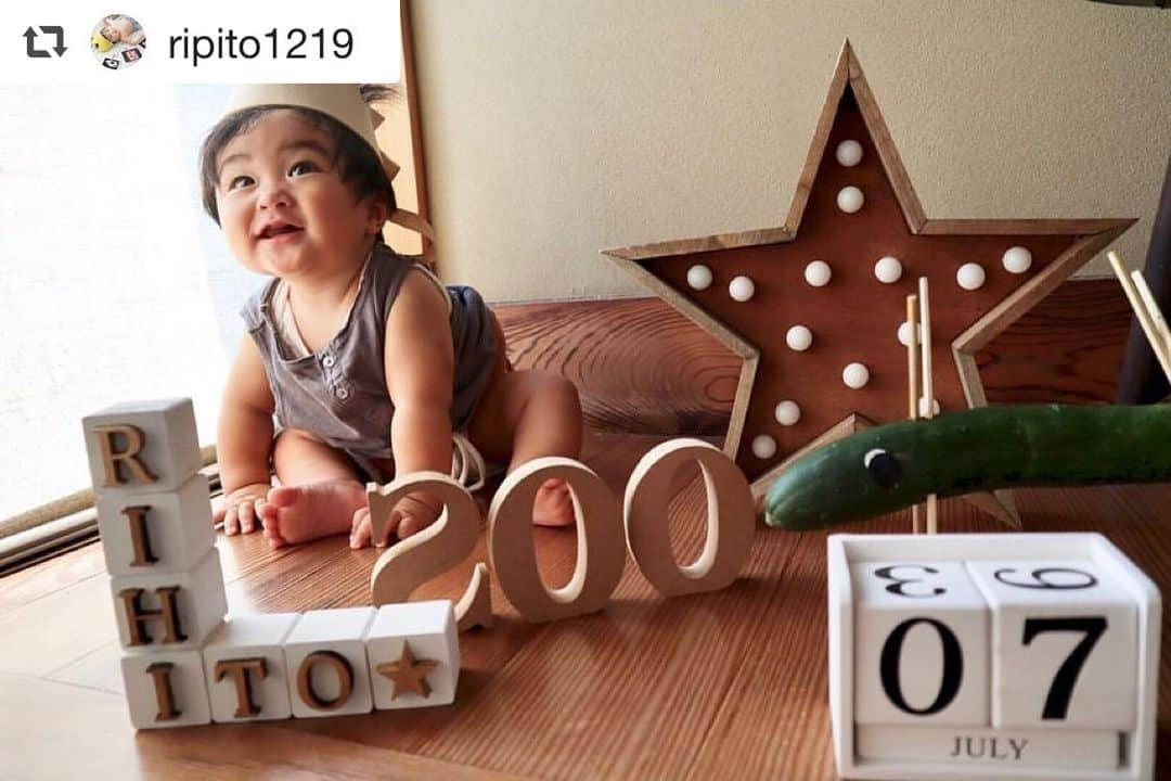 子供衣装レンタル専門店コハレさんのインスタグラム写真 - (子供衣装レンタル専門店コハレInstagram)「こんにちは＼(^ω^)／ . . ベビーアートコハレです😄 . . RIHITOくん♡  生後200日おめでとう🐥 . . お名前アルファベット、ベビークラウン と一緒に撮影♡  ありがとうございます☆ . すくすく大きくなってね♡ . 可愛いなぁ😍 . .  @ripito1219 様 thank you♡♡♡ . . . . #repost @ripito1219 via @PhotoAroundApp  #生後200日 #リヒト成長の記録 . . 200日×たなばた ☪︎ . . 去年は豪雨で、私が住んでいる地域も 断水したり、通行止めがたくさんだったり𓈓 たなばたって感じじゃなかったな𓂃 . その時は理人はお腹の中𓄺 今年こうやって一緒にたなばたできて 本当に嬉しいな𓂃✦ . . キュウリのたなばた飾りは、 奏佑が保育園で作ったもの♥ とっても可愛い𓂅✧ . . #200日 #たなばた #6ヶ月ベビー #6ヶ月baby #男の子ベビー #男の子ママ #12月生まれ #12月生まれの男の子 #ムチムチベビー #まいひよ #たまひよ #ママタス #子育てグラム #ナチュベビ #ベビフル #ままのて #赤ちゃんのいる暮らし #赤ちゃんのいる生活 #2018_winter_baby部 #親バカ部  #新米ママ #新米ママと繋がりたい」7月8日 11時42分 - cohare_r