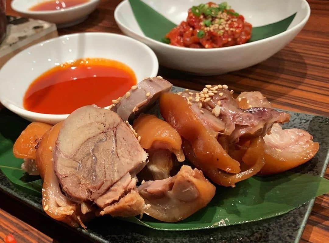 KollaBoさんのインスタグラム写真 - (KollaBoInstagram)「ㅤㅤㅤㅤㅤㅤㅤㅤㅤㅤㅤㅤㅤ ㅤㅤㅤㅤㅤㅤㅤㅤㅤㅤㅤㅤㅤ 【オヒャンチョッパル】 ㅤㅤㅤㅤㅤㅤㅤㅤㅤㅤㅤㅤㅤ 韓国人に愛されるサムギョプサルと同様に 地元の国民食"オヒャンチョッパル"🐷 なんと、ミシュランにも選ばれた行列が出来る店！ ㅤㅤㅤㅤㅤㅤㅤㅤㅤㅤㅤㅤㅤ こちらは豚の豚足のことで韓国の食卓で よく出されるお料理なんです💡 ㅤㅤㅤㅤㅤㅤㅤㅤㅤㅤㅤㅤㅤ コリッとした食感に味がしみた豚足は おつまみにぴったり✨ さらにコラーゲンたっぷりなので美容にも おすすめです🥰 ㅤㅤㅤㅤㅤㅤㅤㅤㅤㅤㅤㅤㅤ KollaBoに来た際は是非召し上がってみて下さい！ ㅤㅤㅤㅤㅤㅤㅤㅤㅤㅤㅤㅤㅤ -----------＊----------＊----------＊--------- ㅤㅤㅤㅤㅤㅤㅤㅤㅤㅤㅤㅤㅤ kollaboで"LINE@"開始!!!✨ 登録するだけで、"お得なクーポン"や "料理のサービス"がもらえちゃいます♪ 【@KollaBo】 をLINEアプリでID検索して追加してくださいね😊✨ ㅤㅤㅤㅤㅤㅤㅤㅤㅤㅤㅤㅤㅤ ＊-----------＊----------＊---------＊--------- ㅤㅤㅤㅤㅤㅤㅤㅤㅤㅤㅤㅤㅤ #kollabo #韓国料理 #韓国 #韓国グルメ #焼肉 #肉肉肉 #肉好きな人と繋がりたい #肉好き  #肉食 #肉テロ #女子会 #飲み会 #二次会 #同窓会 #懇親会 #ランチ #定食 #黒毛和牛 #厳選 #炭火焼肉 #炭火 #銘柄牛 #友人 #ディナー #オヒャンチョッパル #豚足」7月8日 11時38分 - kollabo5647