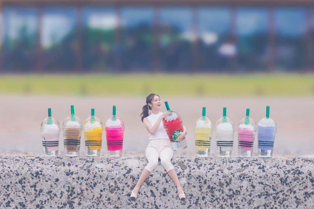 宇水遥佳さんのインスタグラム写真 - (宇水遥佳Instagram)「. 本日お誕生日を迎えました🎂 . 今日はつくづく感謝の日✨ マメじゃないし器用なタイプじゃない私なのに 本当に人に恵まれているなと日々思います🥺 みなさんいつもありがとうございます😢✨ 頂いた愛や恩をちゃんとお返しします🥰✨ 味わい深い深みのある女性になるのが目標🙈🍷☕️❤ . . さてさてっ🙌🏻 以前にもコラボさせていただいた  @ysk1160 さんとのミニチュア撮影の データをいただきました🥳 . かわいいー😍 1cmほどのフラペチーノと撮影でした☕️ 碓井さんは無限大のアイデアでシチュエーションに 合わせた撮影をしてくださいます😋 . ブライダルや家族写真、お友達同士におすすめ❤ 出張撮影で友達同士や家族写真 なんかも撮れるそう✨ 気になる方は @ysk1160 か リア友ちゃんは私まで✉️くれたら ご紹介します🙋‍♀️ . #撮影 #shooting #ミニチュア #miniture  #モデル #model #スワロフスキー #cafe #誕生日 #ありがとう #birthday #hbd  #congrats #thankyou #생일 #고맙습니다 #촬영 #일한 #일한모델 #모델」7月8日 11時44分 - haruka._.usui