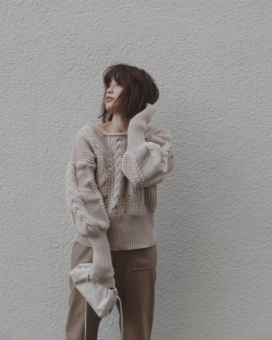 JUNNAさんのインスタグラム写真 - (JUNNAInstagram)「本日12時から復刻シリーズご予約開始です✨  モコモコ袖のボリュームベージュニットに 柔らかな印象のベージュのレザーパンツ、 合わせたのは今1番好きな セメントホワイトカラーのバックとシューズ  引き続きこんなニアートーンのコーディネートがスキ。  tops/ #2WAYケーブルニット  AW 7/8予約開始 pants/ ETRÉ TOKYO AW shoes/ #センターシームパンプス  bag/ #bottegaveneta  #junna👠 #156cm #etretokyo #daniell  #bottegabag #2019ETREaw #エトレコート #エトレニット #ベージュコーデ #ベージュカラー #ベージュ」7月8日 11時46分 - junna