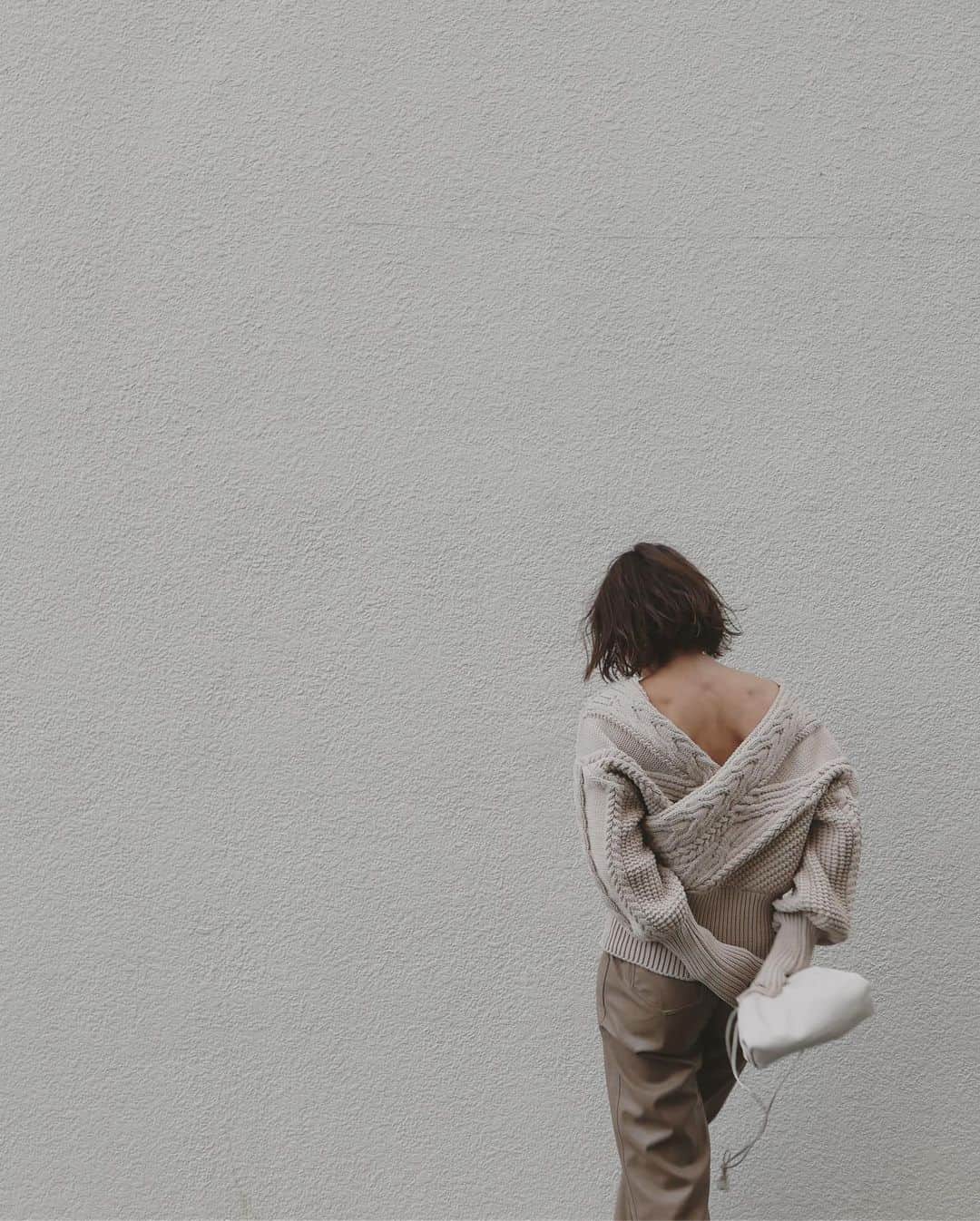 JUNNAさんのインスタグラム写真 - (JUNNAInstagram)「本日12時から復刻シリーズご予約開始です✨  モコモコ袖のボリュームベージュニットに 柔らかな印象のベージュのレザーパンツ、 合わせたのは今1番好きな セメントホワイトカラーのバックとシューズ  引き続きこんなニアートーンのコーディネートがスキ。  tops/ #2WAYケーブルニット  AW 7/8予約開始 pants/ ETRÉ TOKYO AW shoes/ #センターシームパンプス  bag/ #bottegaveneta  #junna👠 #156cm #etretokyo #daniell  #bottegabag #2019ETREaw #エトレコート #エトレニット #ベージュコーデ #ベージュカラー #ベージュ」7月8日 11時46分 - junna