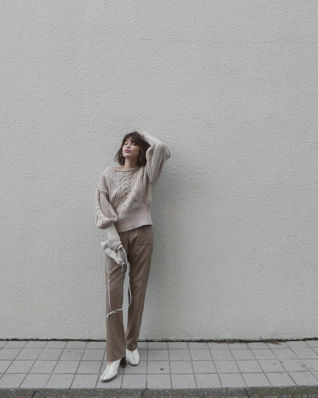 JUNNAのインスタグラム：「本日12時から復刻シリーズご予約開始です✨  モコモコ袖のボリュームベージュニットに 柔らかな印象のベージュのレザーパンツ、 合わせたのは今1番好きな セメントホワイトカラーのバックとシューズ  引き続きこんなニアートーンのコーディネートがスキ。  tops/ #2WAYケーブルニット  AW 7/8予約開始 pants/ ETRÉ TOKYO AW shoes/ #センターシームパンプス  bag/ #bottegaveneta  #junna👠 #156cm #etretokyo #daniell  #bottegabag #2019ETREaw #エトレコート #エトレニット #ベージュコーデ #ベージュカラー #ベージュ」