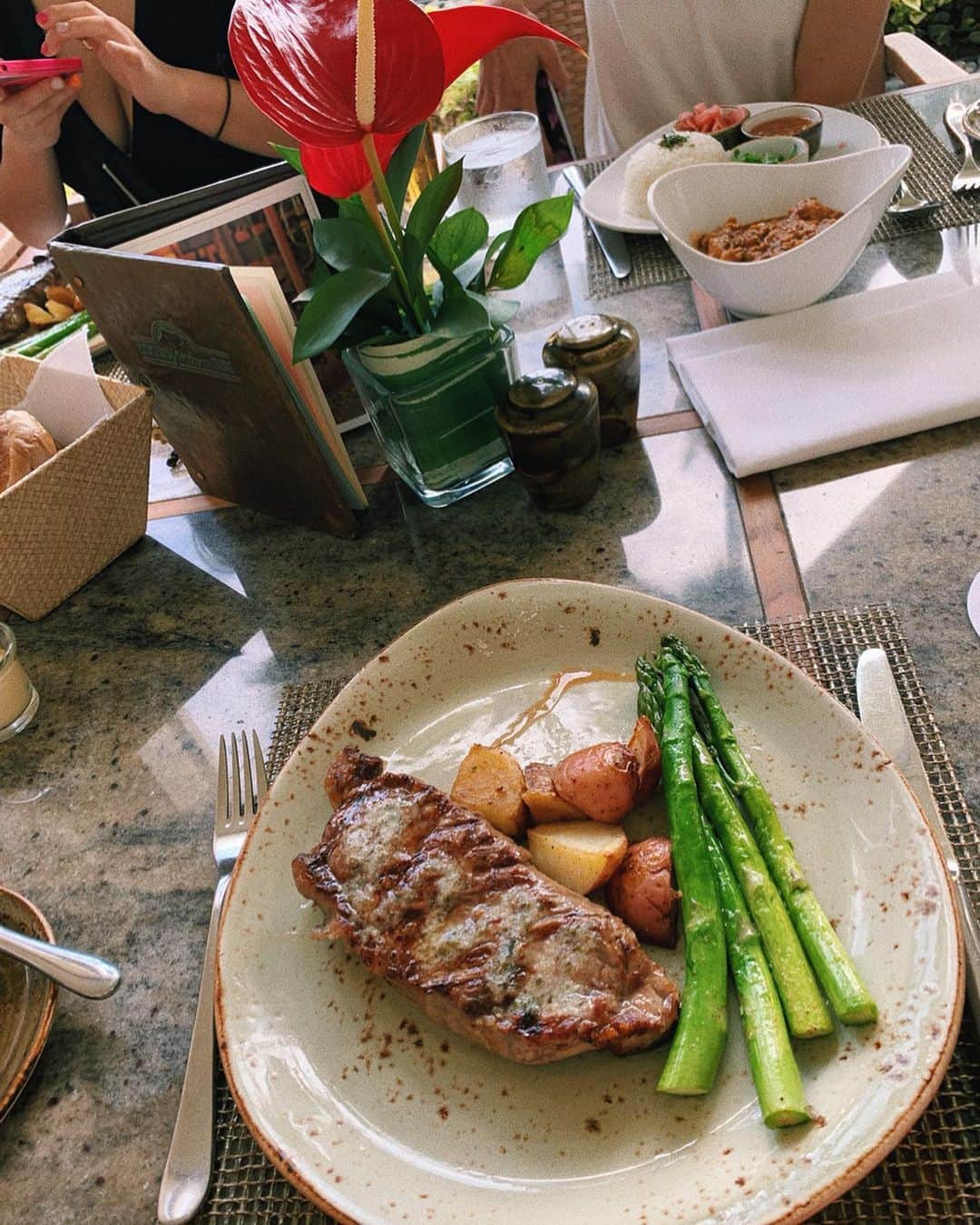 sayocoのインスタグラム：「Halekurani Hotelの中の House Without A Key🍽🥩🌴 ・ ステーキめっっっちゃ美味しかった🥰 ロケーションも最高でした！！！ ・ ・ 大人数だったから流しテーブルで みんなで食べて楽しかった〜〜💓 ・ ・ #hawaii#halekulanihotel#housewithoutakey#steak#sayo_trip」