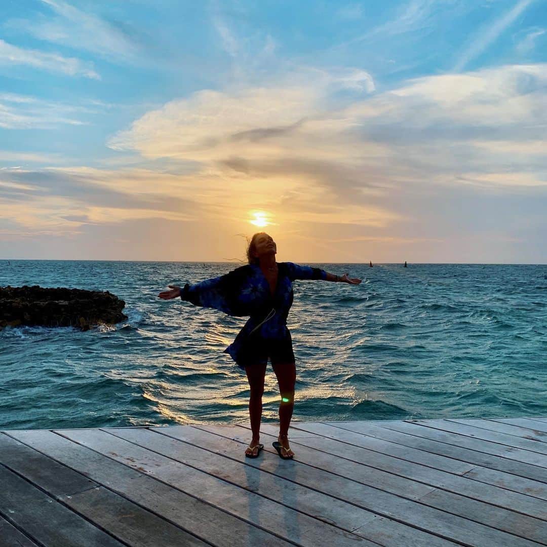 ジェシカ・スターリングのインスタグラム：「Las mejores enseñanzas de la vida suelen venir de los momentos mas duros. Recargar para seguir🌟 #lovethesea #amoelmar #family #love」