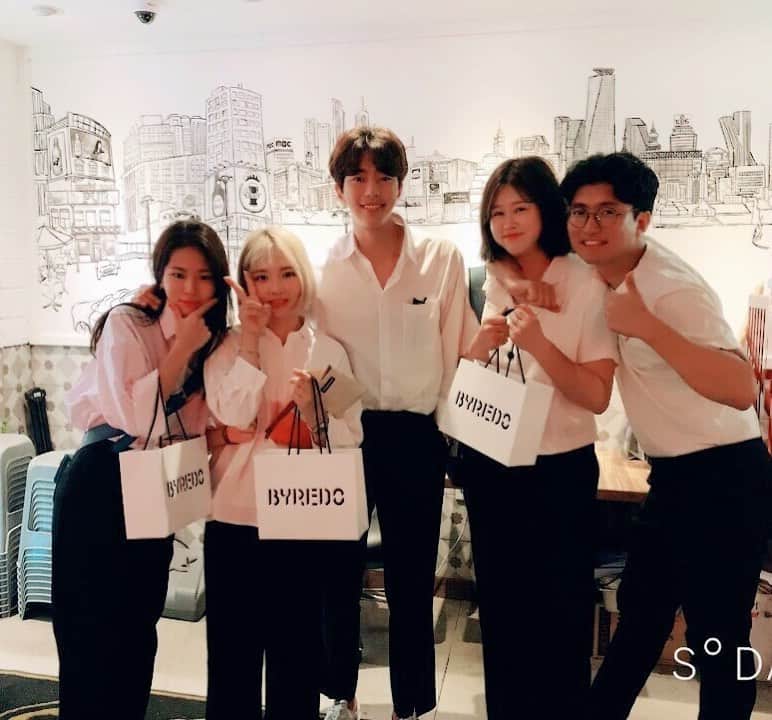 ユン・ヒョンミンのインスタグラム：「6개월간 오빠 따라댕기느라 고생들했네  정환,민아,하루,혜빈 이제 늦잠도 좀 자고 푹 쉬어랏!!!👍」