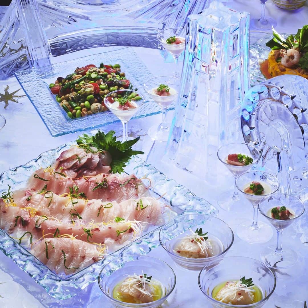 横浜ロイヤルパークホテルのインスタグラム：「70F スカイラウンジ「シリウス」では、真夏にこそ食べたいグリル料理🔥×涼やかな氷🌬を使った料理が揃った「スカイブッフェ―サマーグリルと氷の饗宴―」を開催中！ 凍らせた出汁をかき氷のように削ってかけるカンパチの冷やし茶漬けのほか、ホテル自慢のローストビーフもお楽しみいただけます！  #横浜ロイヤルパークホテル #yokohamaroyalparkhotel #横浜 #yokohama #みなとみらい #minatomirai #シリウス #ランチブッフェ #ホテルブッフェ #ブッフェ #ホテルランチ」