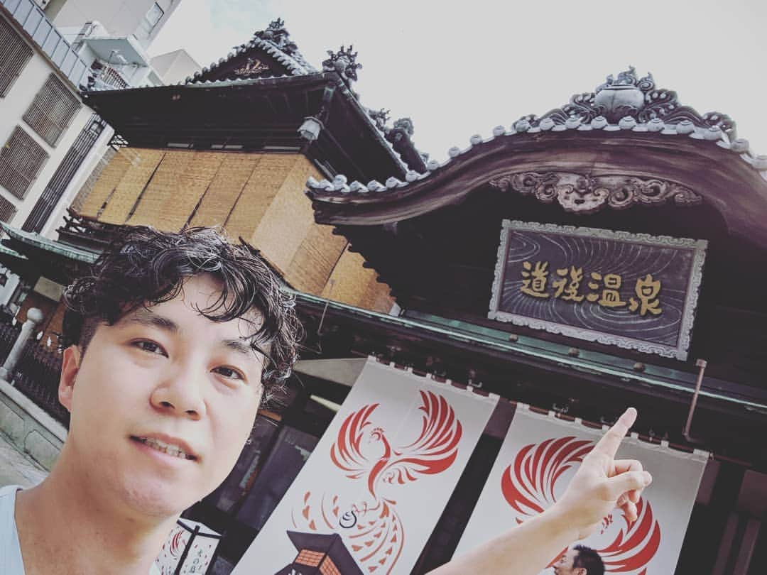 磯貝サイモンさんのインスタグラム写真 - (磯貝サイモンInstagram)「flumpool松山ありがとうございました！ここは松山〜♪二番町の店〜♪出発日も朝から道後温泉＆みかんおにぎりアゲイン。シメは鍋焼きうどん！大好き過ぎて帰りたくないっす。今度は自分のライブで近いうち必ず松山に帰ってきます。是非情報チェックしててくださいね☆  さて先週末から夏ツアーのチケット一般発売が全公演始まってます。初海外の台湾もあと1ヶ月切りました。早くも今年最後のツアーになってしまうので是非お見逃しなくっ！.. . 今後の日程 【広島】 07月13日(土) 　ヲルガン座 【神奈川】 07月15日(月祝) 江の島 OPPA-LA 【福岡】 07月21日(日) 　小倉 Tanga Table 【宮城】 07月27日(土) 　仙台 ファシュタ 【北海道】 07月28日(日) 　札幌 円山夜想 【台湾】 08月03日(土) 　台北 月見ル君想フ 【大阪】 08月10日(土) 　Soap Opera Classics-Umeda- 【東京】 08月12日(月祝) 原宿ストロボカフェ 【宮崎】 09月01日(日) 　青島モノラル  チケット購入はコチラから！http://eplus.jp/simon/  #flumpool #松山 #道後温泉 #みかんおにぎり #鍋焼きうどん #WTMSP #ツアーチケット一般発売中！」7月8日 12時07分 - simon_isogai