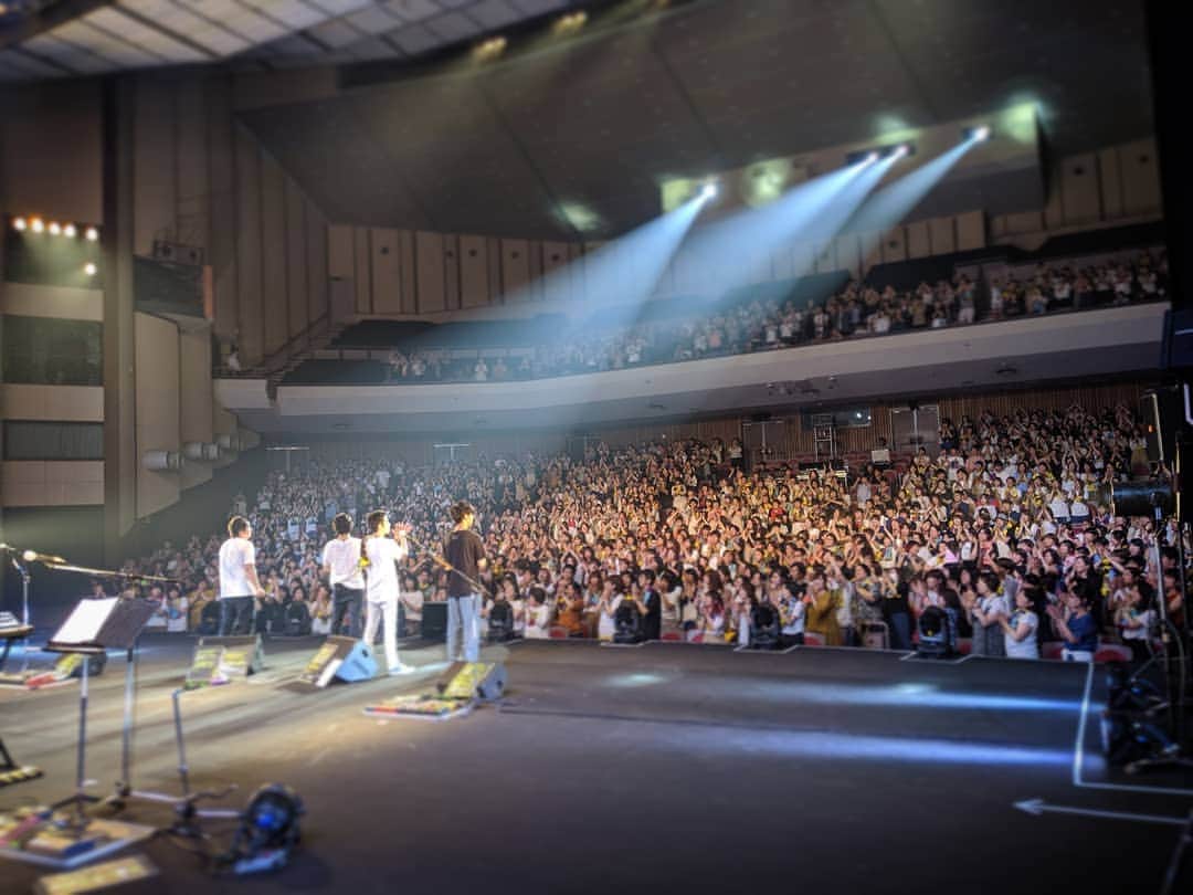 のインスタグラム：「flumpool松山ありがとうございました！ここは松山〜♪二番町の店〜♪出発日も朝から道後温泉＆みかんおにぎりアゲイン。シメは鍋焼きうどん！大好き過ぎて帰りたくないっす。今度は自分のライブで近いうち必ず松山に帰ってきます。是非情報チェックしててくださいね☆  さて先週末から夏ツアーのチケット一般発売が全公演始まってます。初海外の台湾もあと1ヶ月切りました。早くも今年最後のツアーになってしまうので是非お見逃しなくっ！.. . 今後の日程 【広島】 07月13日(土) 　ヲルガン座 【神奈川】 07月15日(月祝) 江の島 OPPA-LA 【福岡】 07月21日(日) 　小倉 Tanga Table 【宮城】 07月27日(土) 　仙台 ファシュタ 【北海道】 07月28日(日) 　札幌 円山夜想 【台湾】 08月03日(土) 　台北 月見ル君想フ 【大阪】 08月10日(土) 　Soap Opera Classics-Umeda- 【東京】 08月12日(月祝) 原宿ストロボカフェ 【宮崎】 09月01日(日) 　青島モノラル  チケット購入はコチラから！http://eplus.jp/simon/  #flumpool #松山 #道後温泉 #みかんおにぎり #鍋焼きうどん #WTMSP #ツアーチケット一般発売中！」