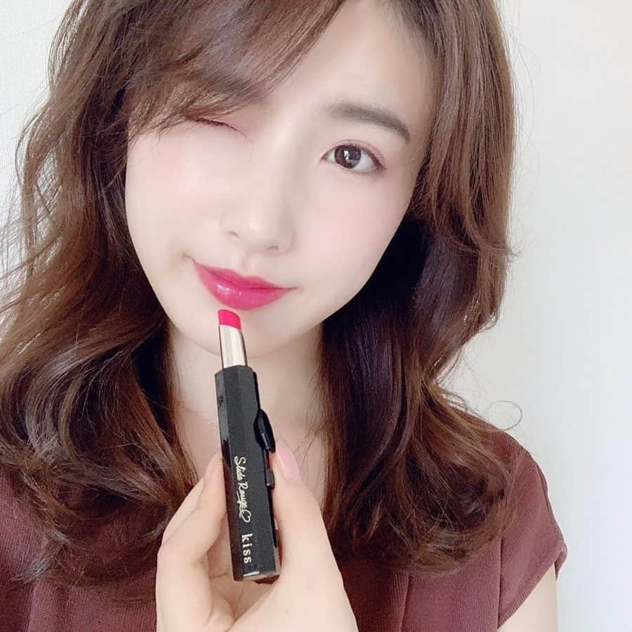 濱田あおいさんのインスタグラム写真 - (濱田あおいInstagram)「. . ✔︎kiss スライドルージュ  気になってたリップ🥳❤️❤️ ボタンをスライドするだけで片手で 簡単に使えるルージュ！ 実際に使ってみるまであんまり イメージできてなかったんだけど 実際使ってみるとほんとにワンタッチで すぐ塗れて感動👏🏻✨ . カラバリが全部で11色あるんだけど 私はブルベなので、01.04.05番の 3色をセレクト💕 特にこれからの時期も使いやすそうな 04番がお気に入りーっ！ 1枚目で塗ってるカラーもこれ💄 . 2枚目に3色のスウォッチ載せたよー！ 見てもらうと分かると思うんだけど 発色がよくて潤いもキープされて リップの形が割と細めなので 唇にフィットしてくれて塗りやすいよ💕 . 簡単に使えるところも嬉しいし カラバリたくさんあって 色選びも楽しいと思うので チェックしてみてねー！ . @kiss.cosmetics #kissコスメ#スライドルージュ#3秒ルージュ#キスコスメ#リップ#プチプラコスメ#メイク#ブルベ #スウォッチ#コスメレビュー#コスメ#美容#kiss_PR」7月8日 12時01分 - aoihamada