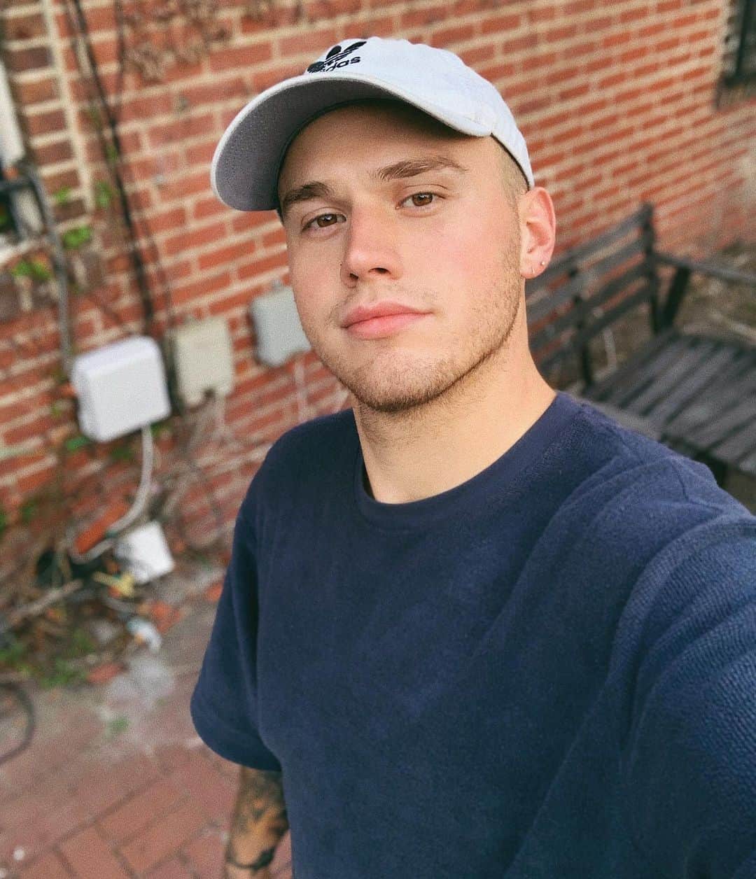 ブランドン・シェイアのインスタグラム：「Just checkin in, hows everyone? 😇」