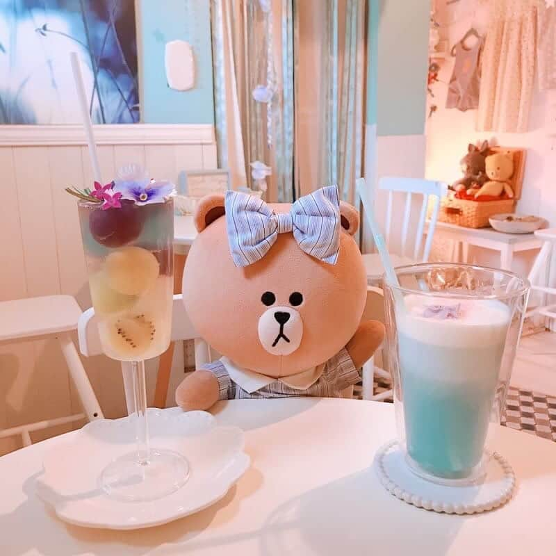 CHOCOのインスタグラム：「💙🕊💙🕊💙🕊💙 . #お花のスイーツが魅力的なカフェ🕊 . スイーツはもちろんお店の中もかわいくて癒しの空間🕊💙 みずいろのラッテ、あじさいポンチをオーダー🎶 2週間ごとにメニューが変わるからいつ行っても楽しめるよ🥤 . . #みずいろの花 #吉祥寺 #みずいろのラッテ #あじさいポンチ #linefriends #withCHOCO」