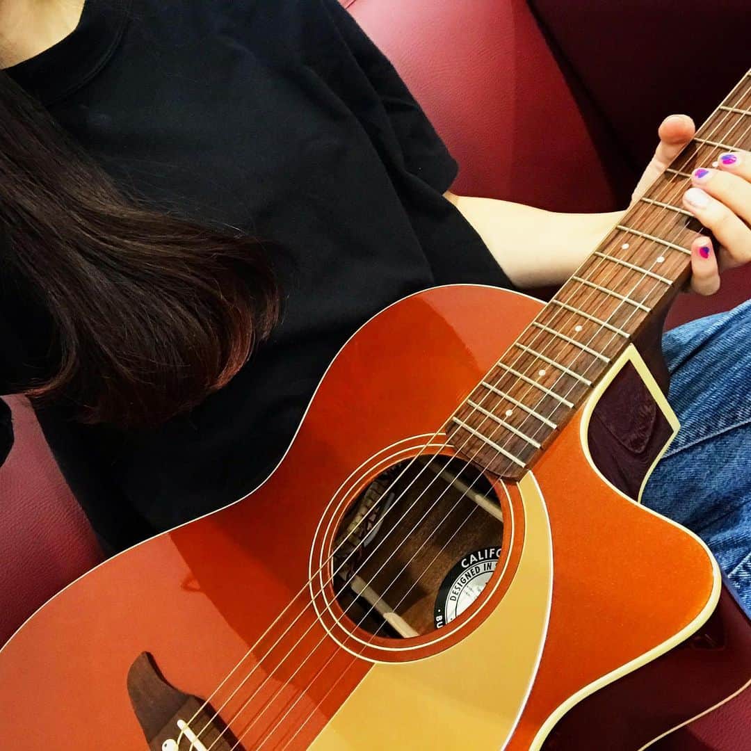 トミタ栞さんのインスタグラム写真 - (トミタ栞Instagram)「#弾けないギターを弾くんだぜ」7月8日 12時06分 - tomita_shiori