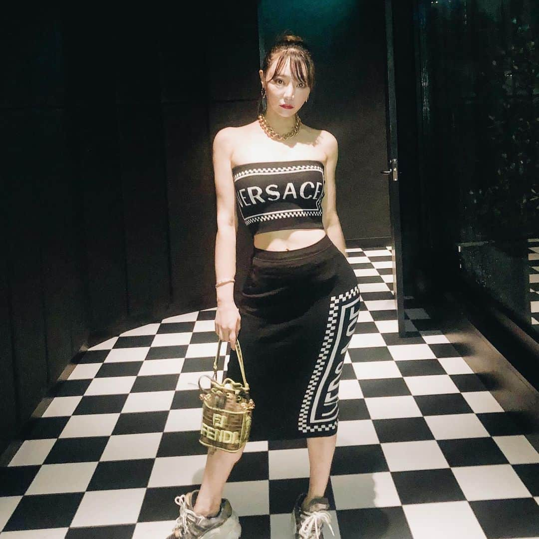 クリスティン・ウェイさんのインスタグラム写真 - (クリスティン・ウェイInstagram)「Outfit Top&skirt → #versace  Sneaker → #maisonmargiela  Bag → #fendi Necklace → #alexandermcqueen  #christinewei #cwfashion #クリスティンウェイ #nightoutfashion #weekendfashion」7月8日 3時11分 - prettywhy