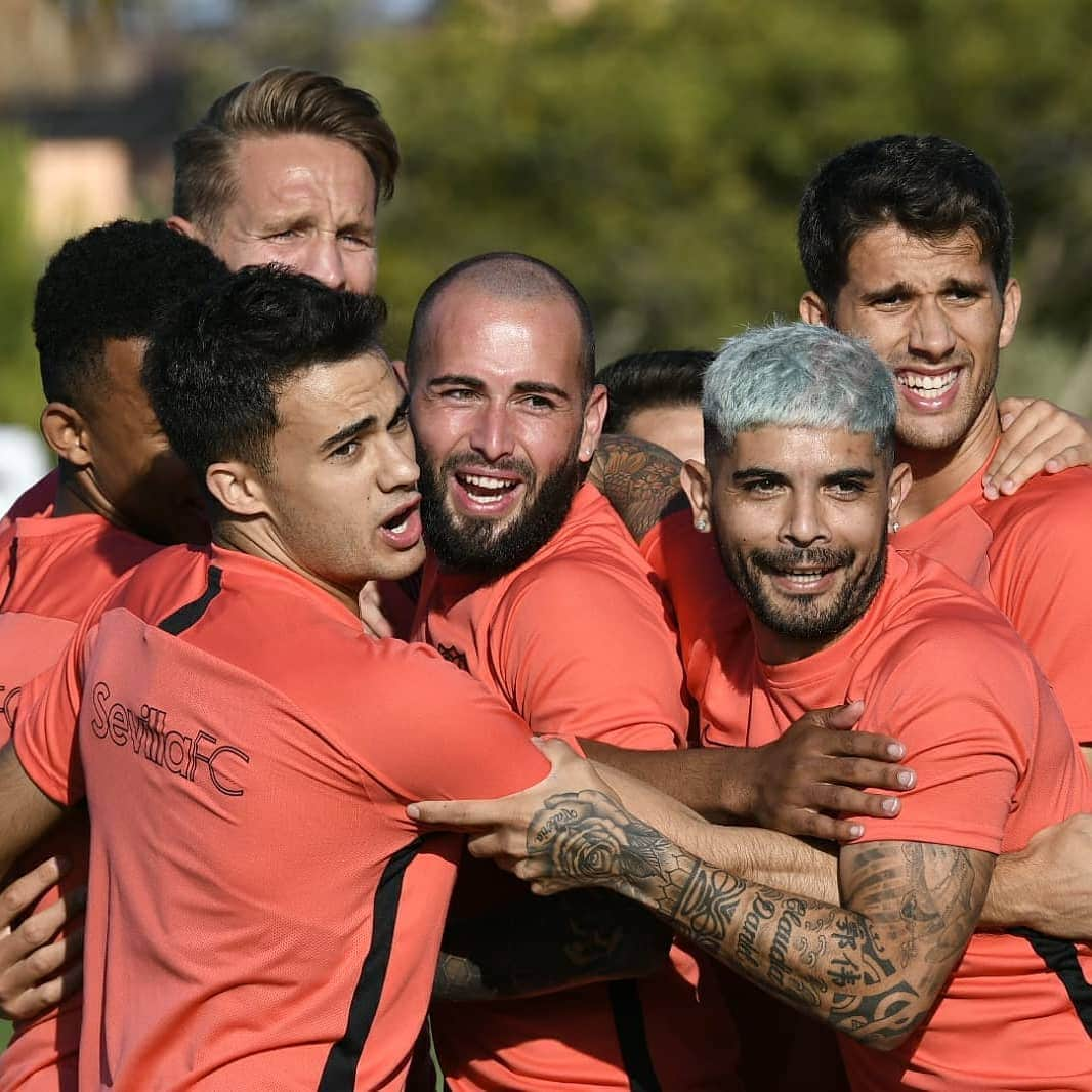 セビージャFCさんのインスタグラム写真 - (セビージャFCInstagram)「Play together, fight together... 💪⚪🔴 #vamosmiSevilla #WeareSevilla」7月8日 3時23分 - sevillafc