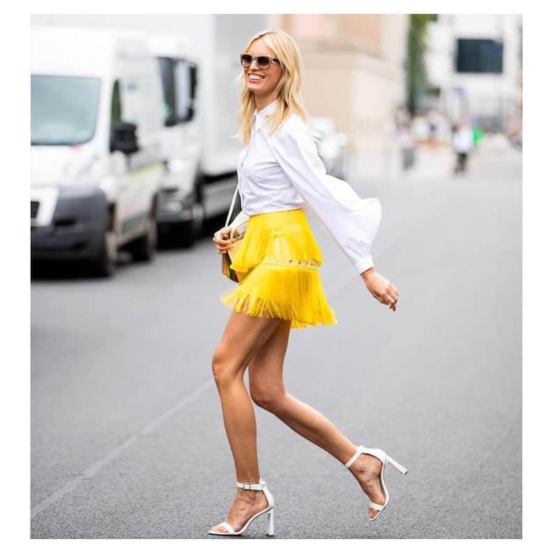 カロリナ・クルコヴァさんのインスタグラム写真 - (カロリナ・クルコヴァInstagram)「#streetstyle 📸 @thestyleograph #berlinfashionweek 🔥 Look by @sarabattaglia #KKstyle」7月8日 3時24分 - karolinakurkova