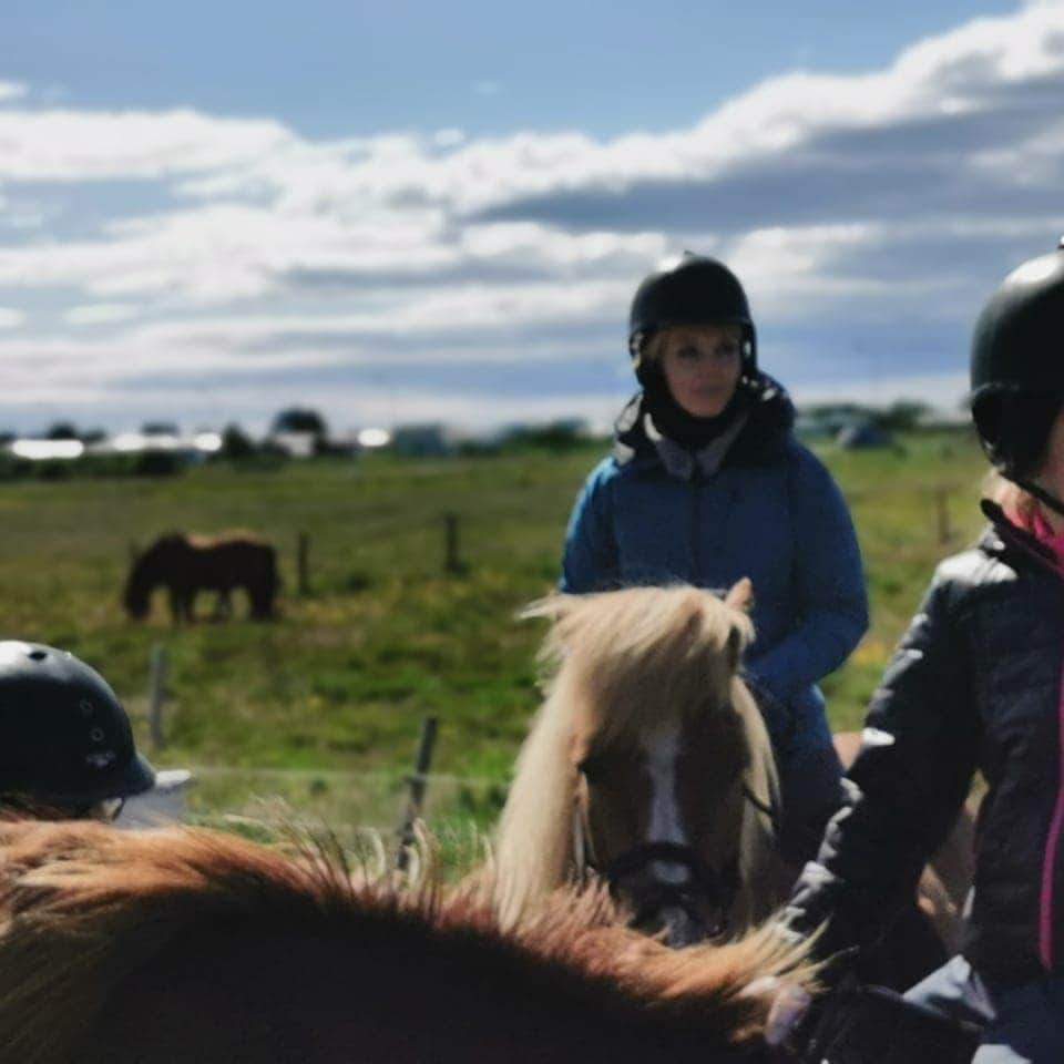 Valeriyaさんのインスタグラム写真 - (ValeriyaInstagram)「Один из самых приятных моментов пребывания в Исландии - знакомство с чудесными исландскими лошадками. Они очень дружелюбные, смирные, легко управляемые, шаг у них удобный, сидеть комфортно. Моего коня звали Blessi (Благословенный), он ко мне был очень добр, а вот своих собратьев недолюбливал - близко сам ни к кому не подходил, а если кто - то другой к нему приближался, то лягался, поэтому я замыкала колонну. #путешествиясвалерией #travel #iceland #исландия 🌍🌍🌍🐴🐴🐴🌞🌞🌞」7月8日 3時32分 - valeriya